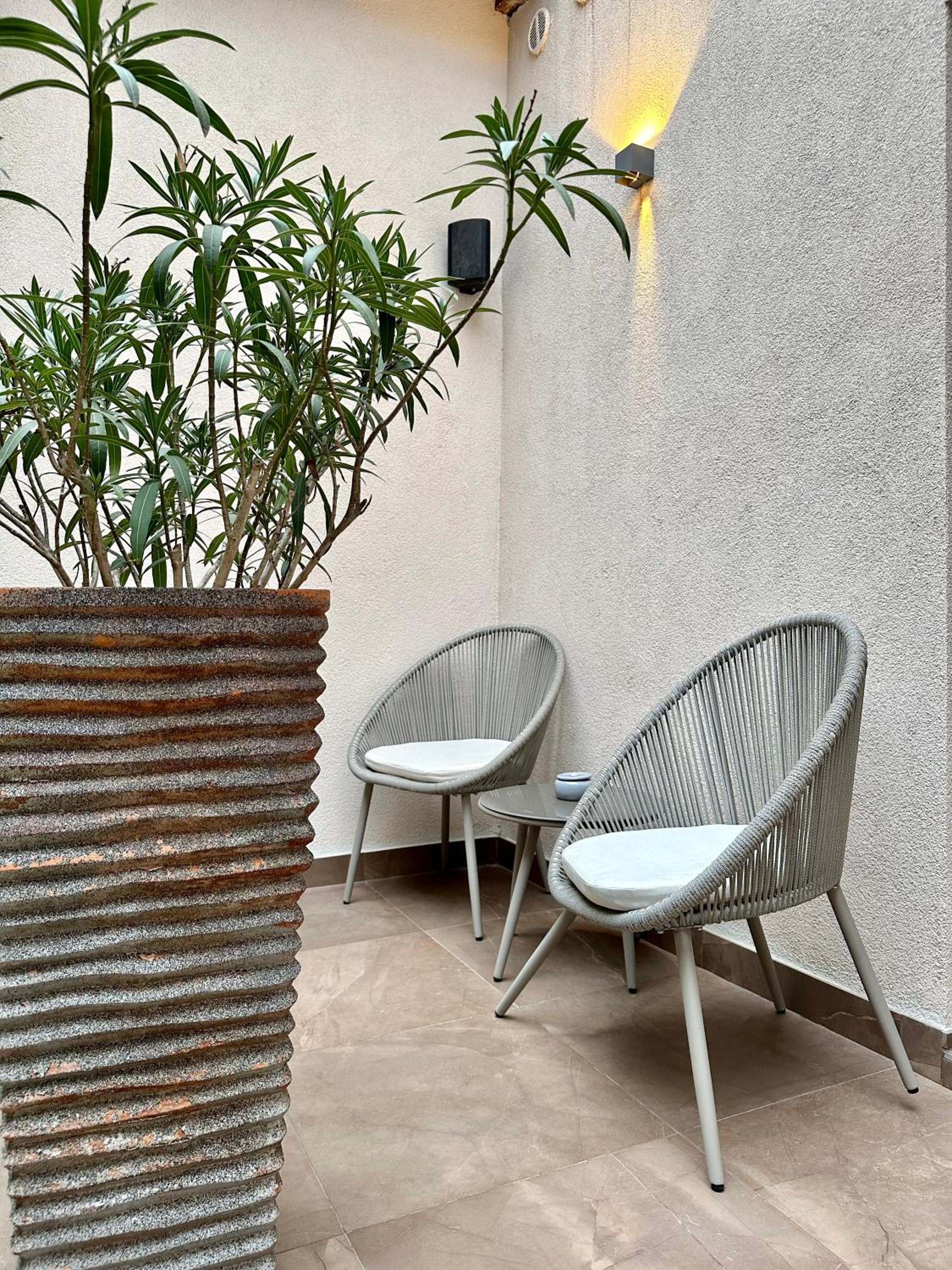 Double Room with Balcony - Photo 8