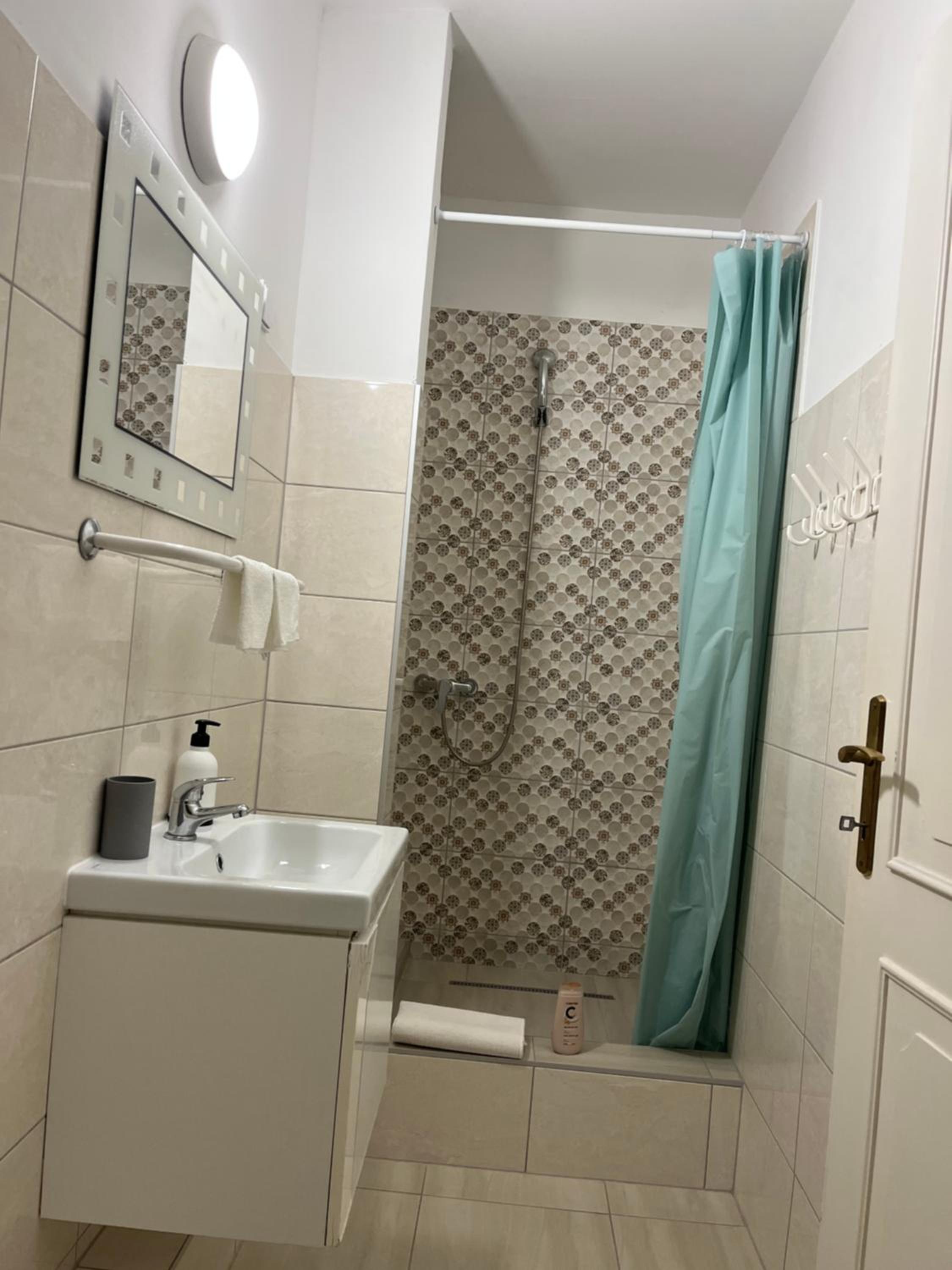 Standard Queen Room - Photo 7