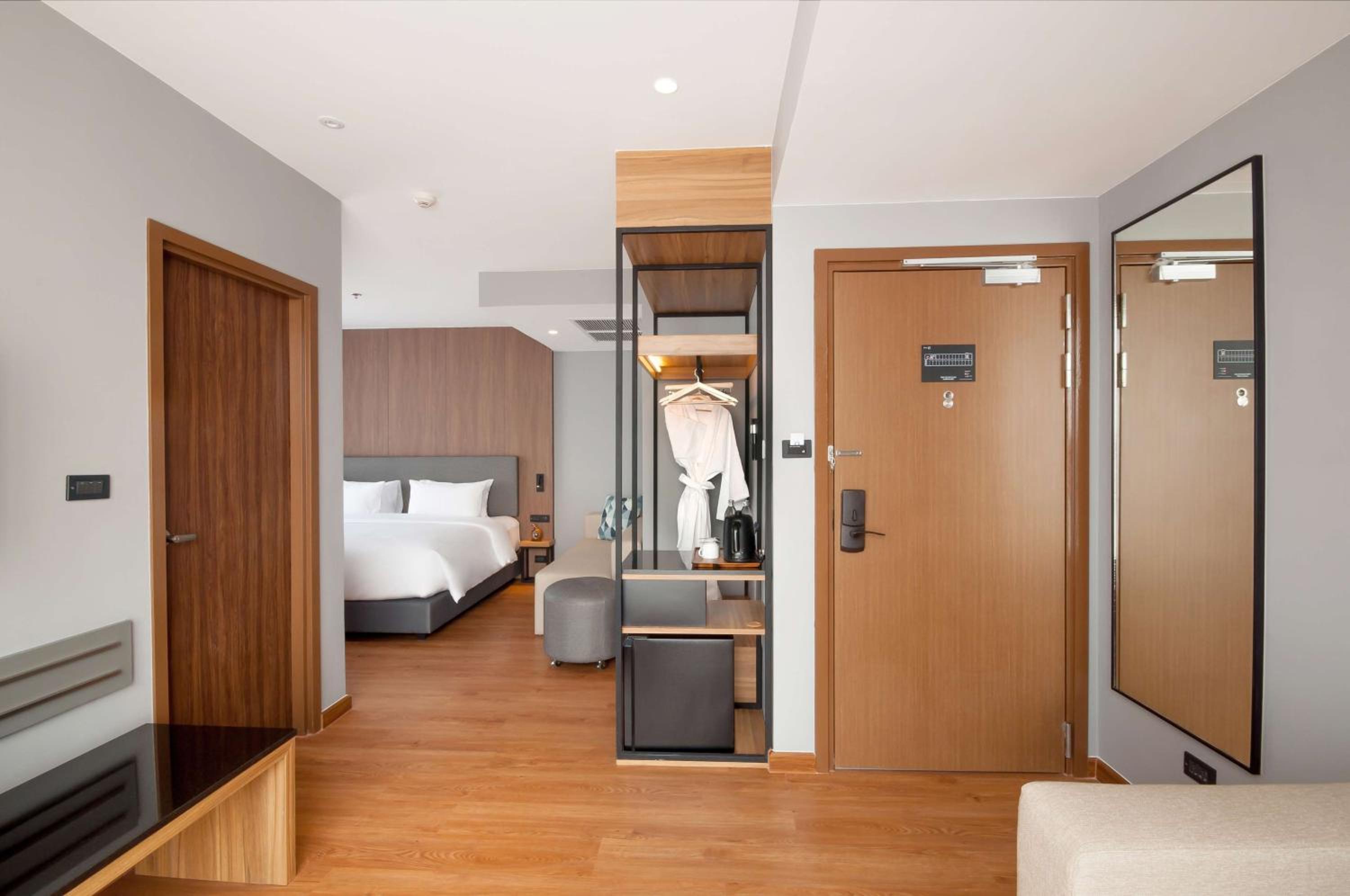 Junior King Suite with City View - Non-Smoking photo 2