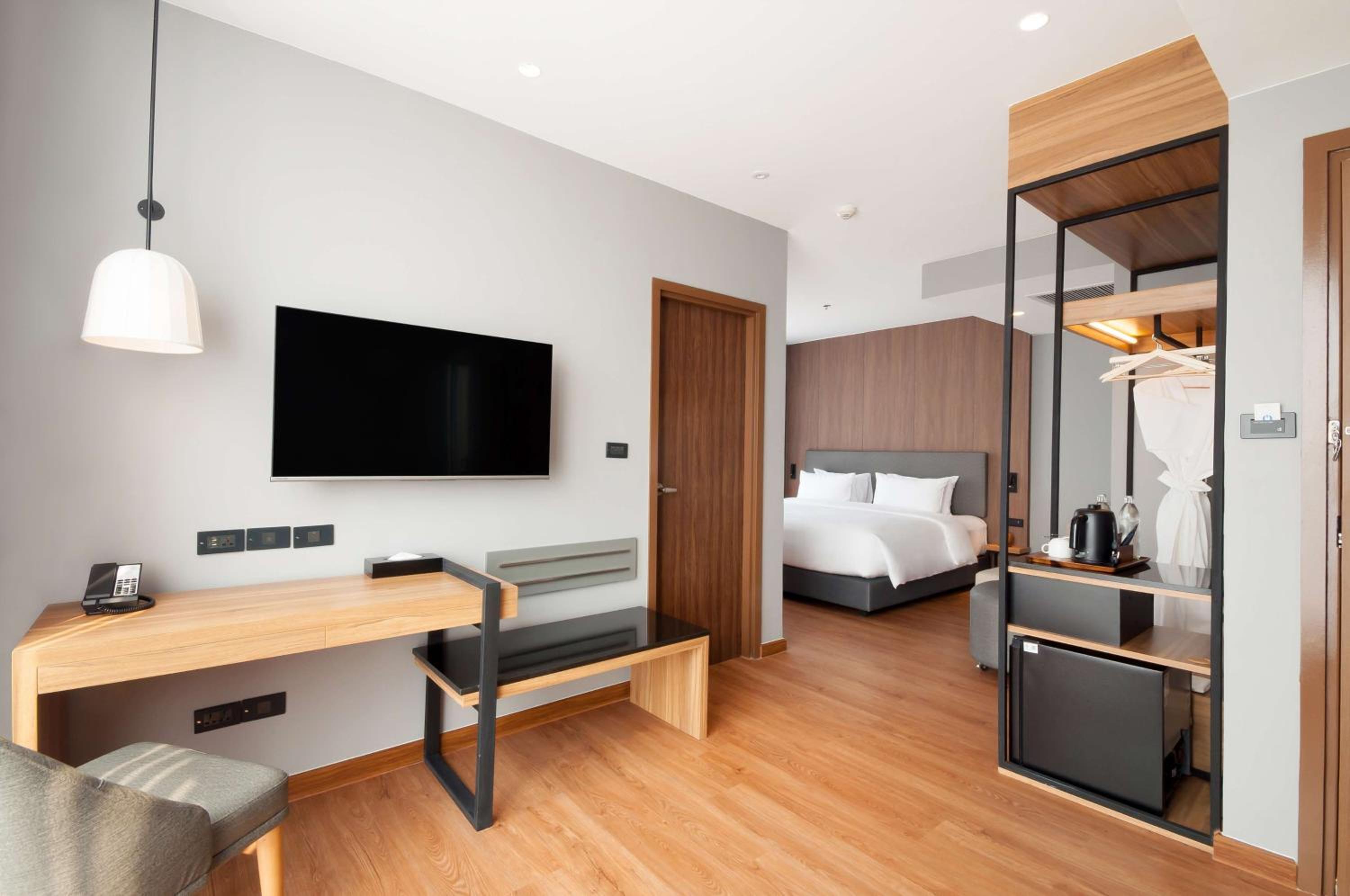 Junior King Suite with City View - Non-Smoking