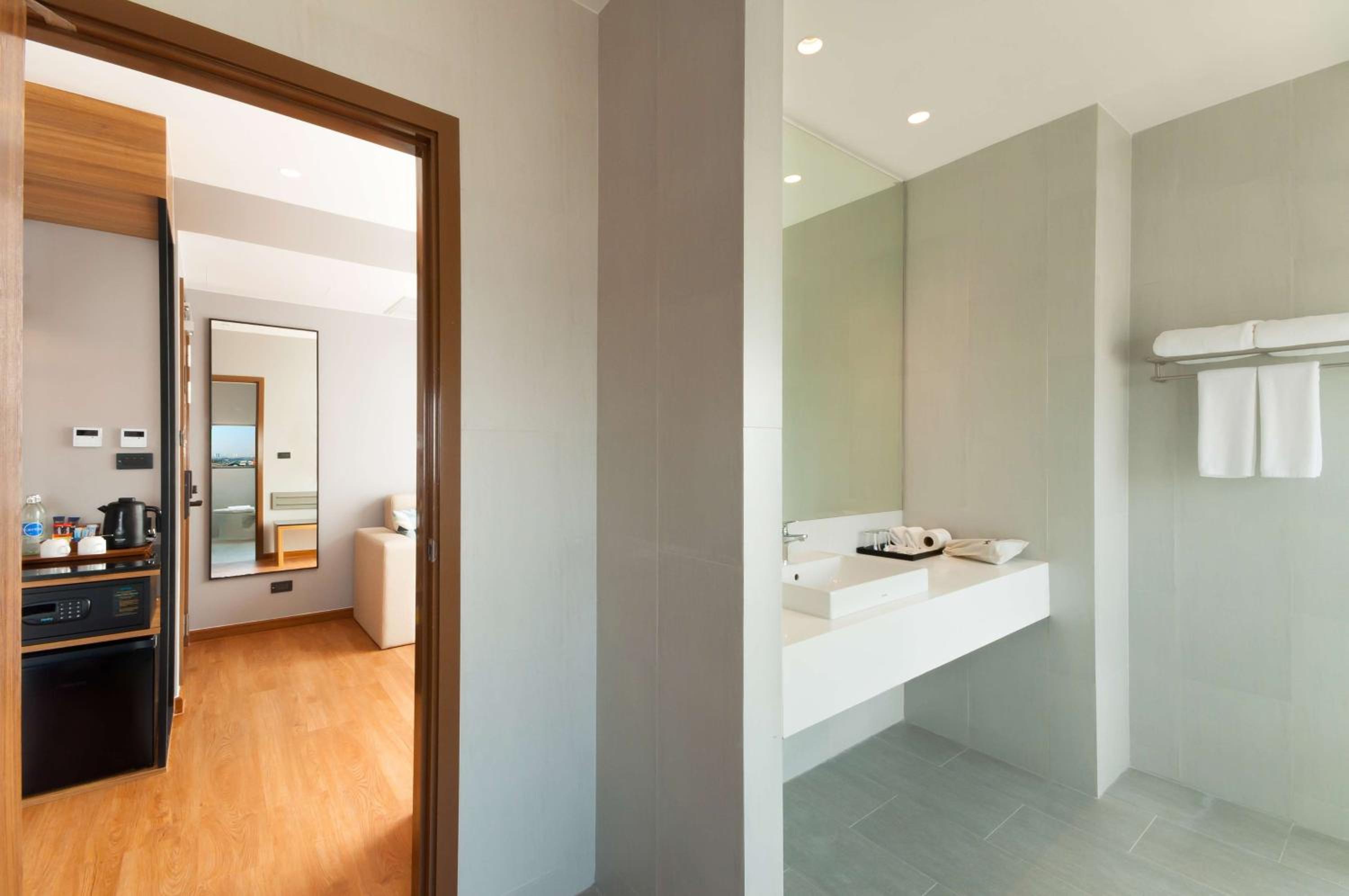 Junior King Suite with City View - Non-Smoking photo 3