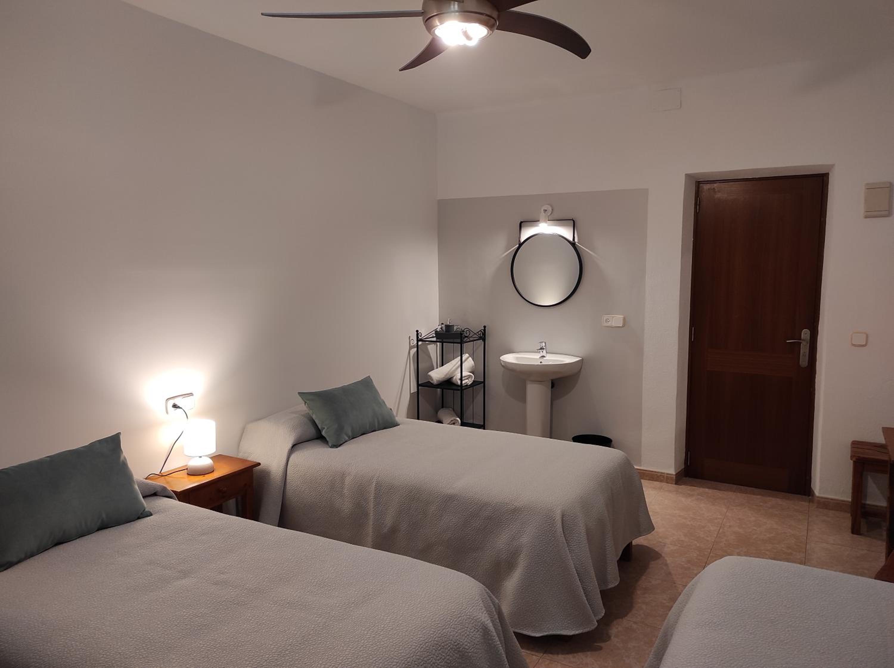 Familiar Double Room with Shared Bathroom photo 3