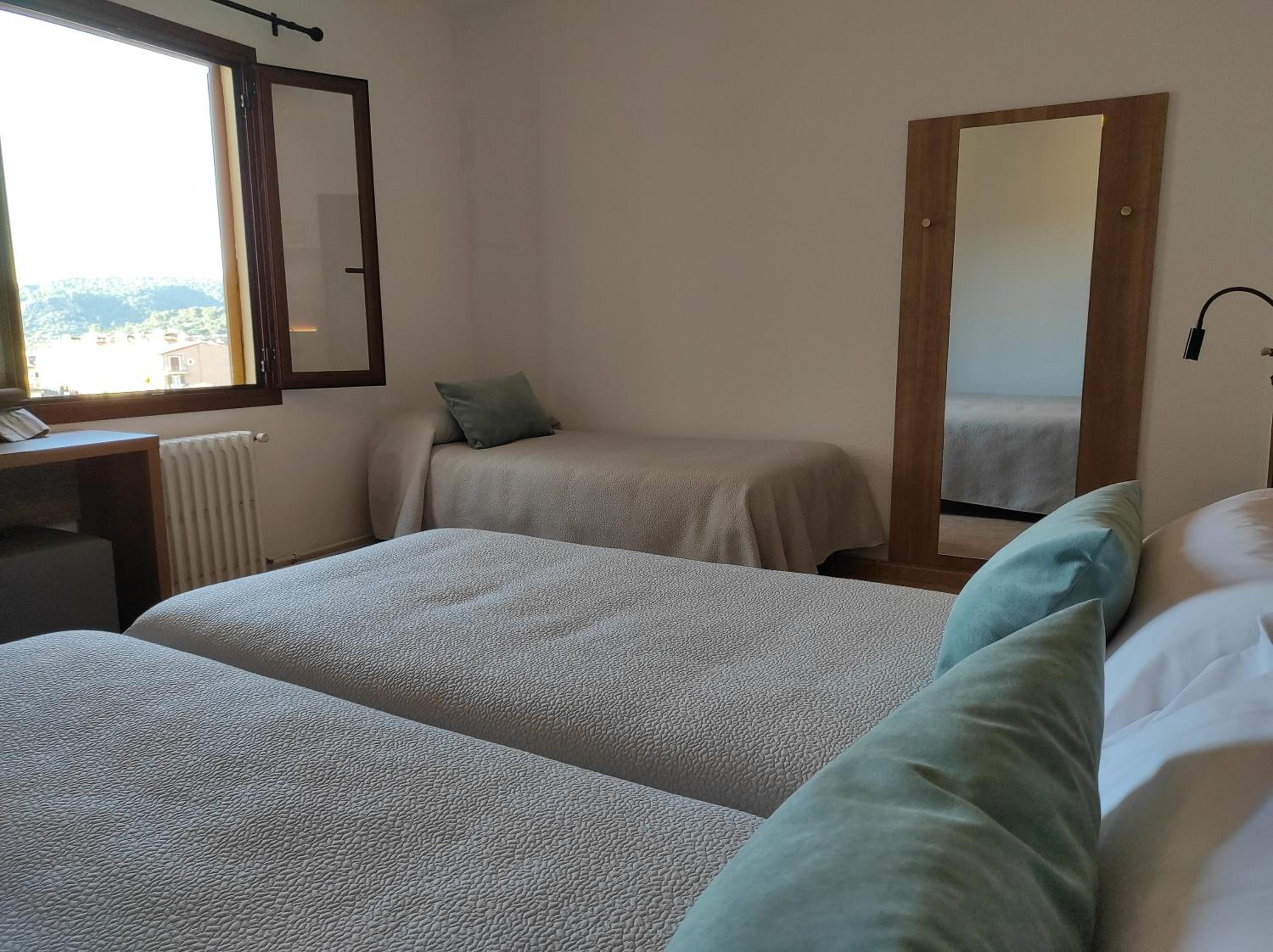 Familiar Double Room with Private Bathroom photo 2