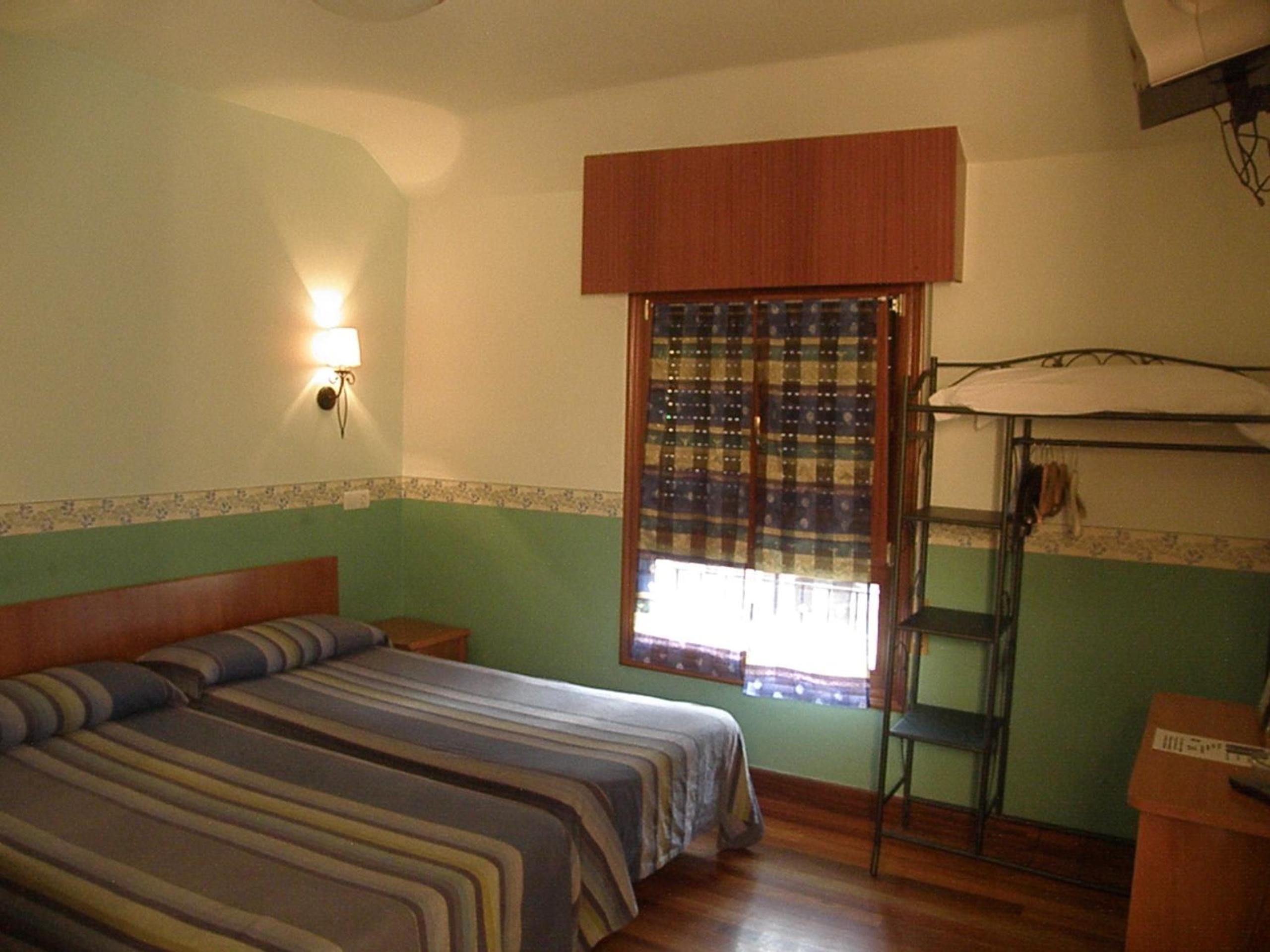 Twin Room - Photo 13