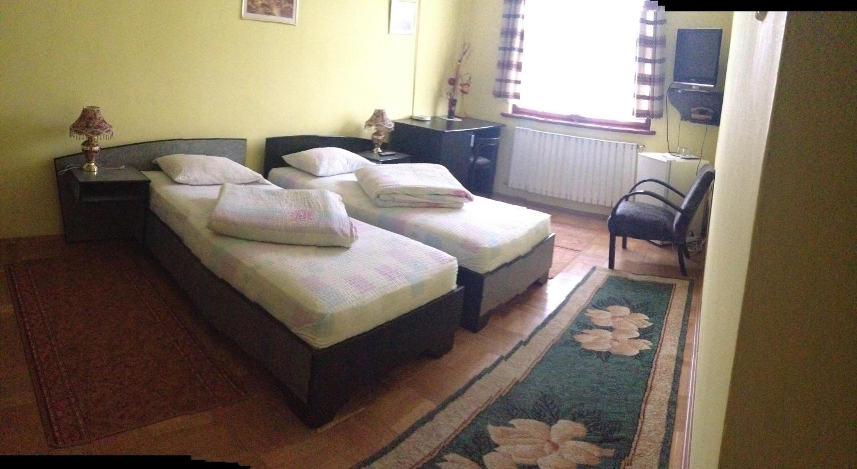 Twin Room - Photo 1