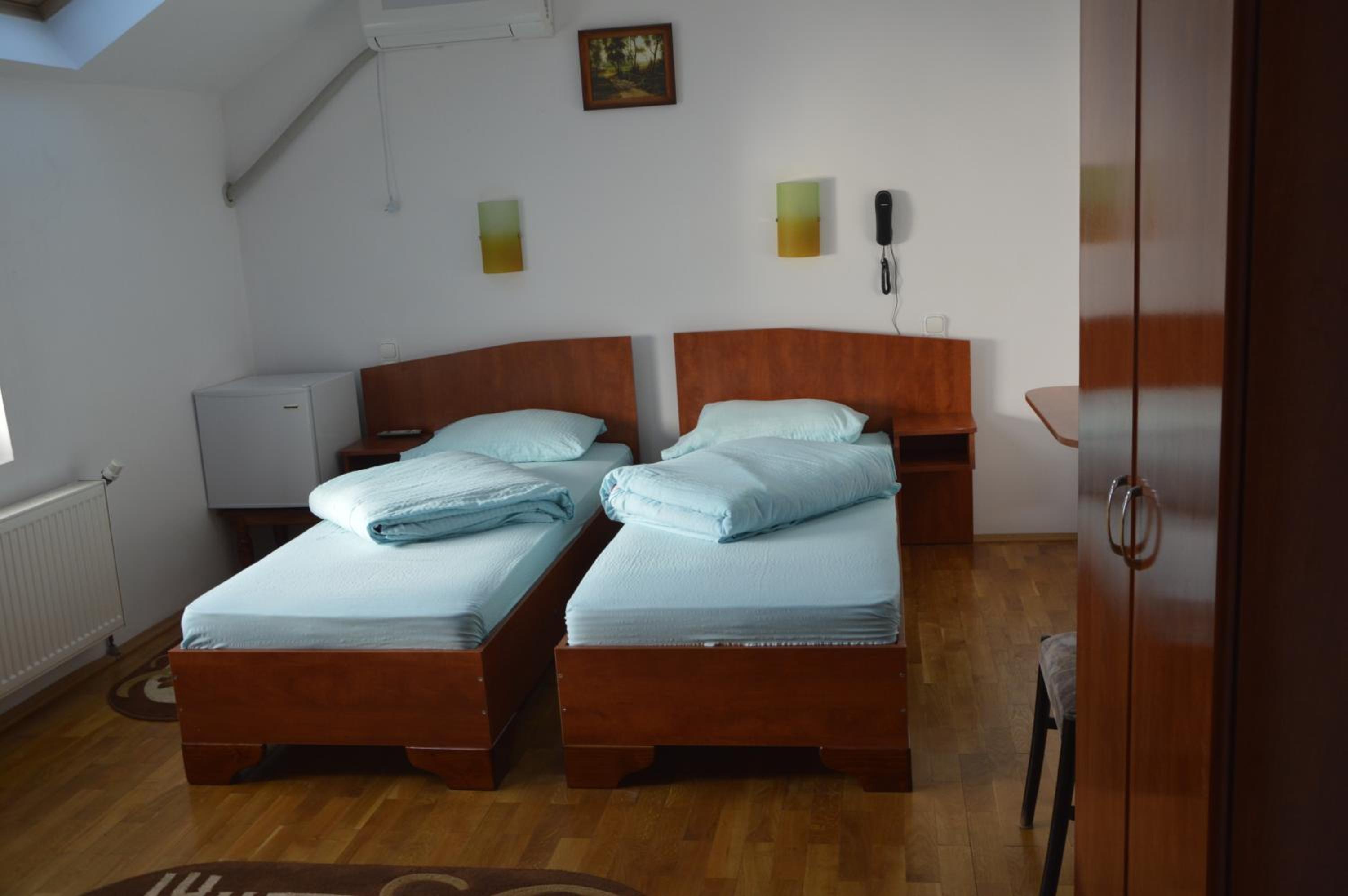 Twin Room - Photo 2