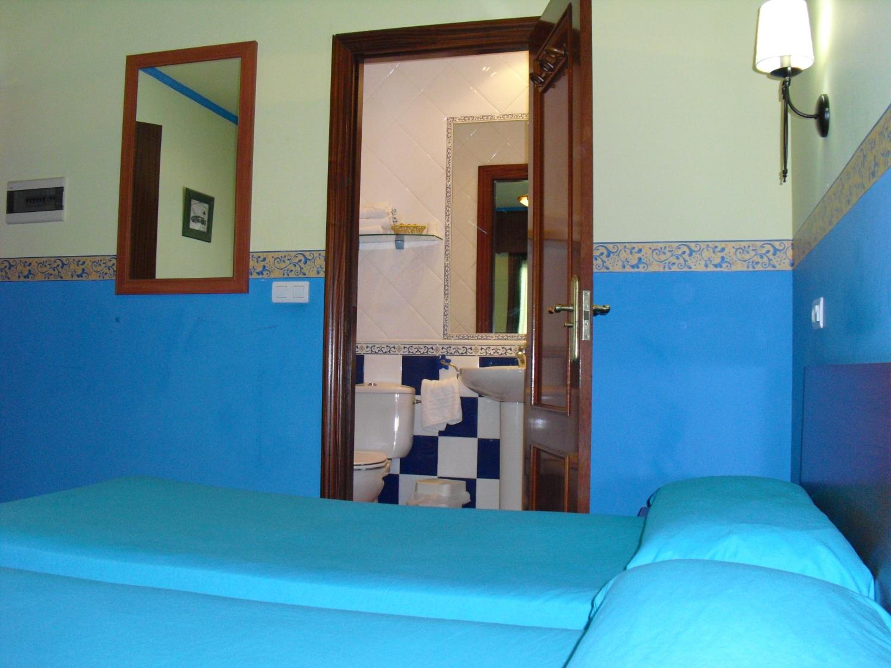 Twin Room - Photo 19