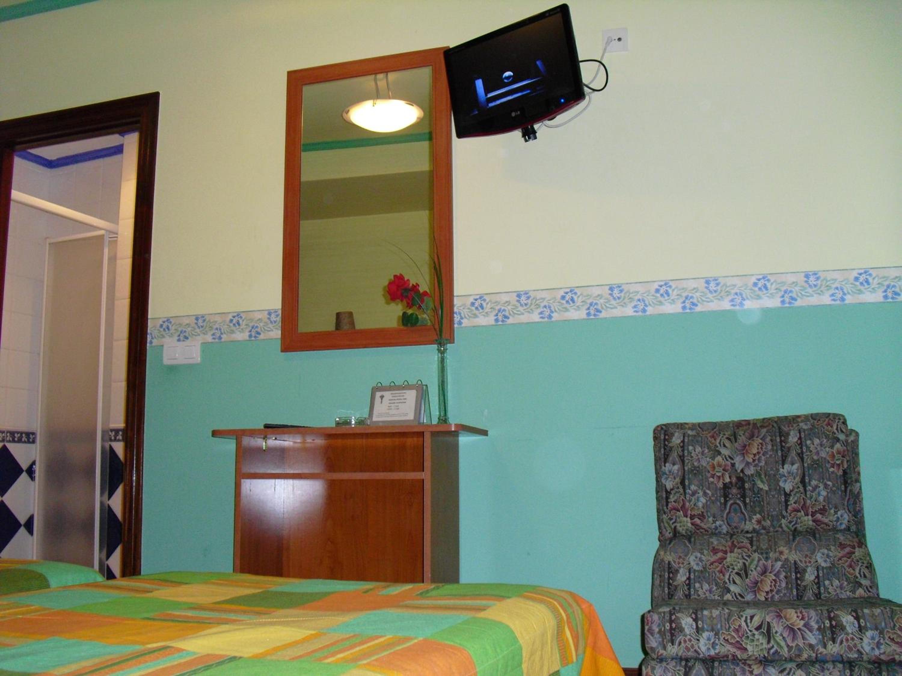 Twin Room - Photo 32