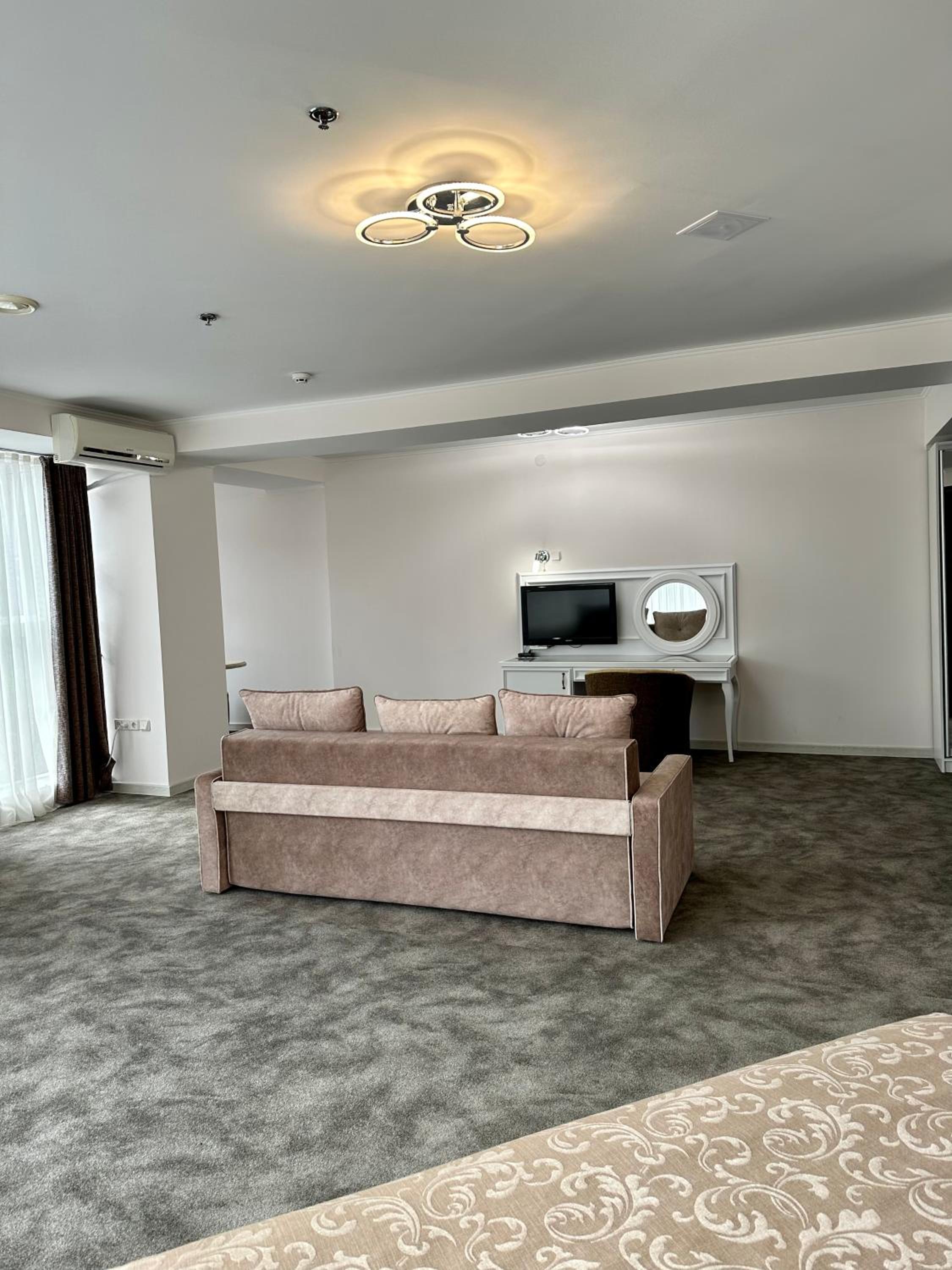 Superior Family Room photo 1