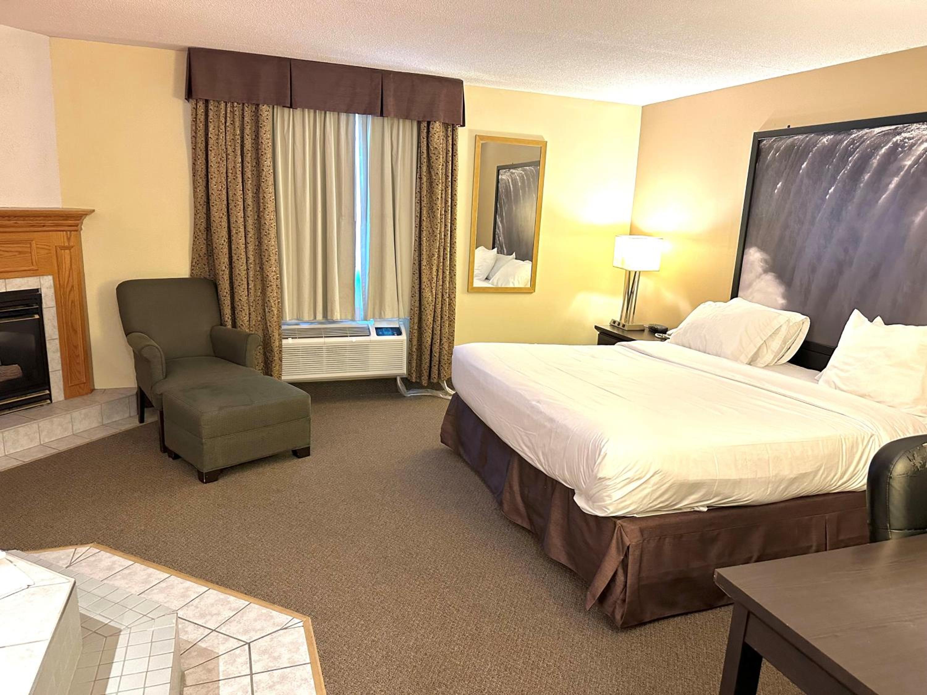 Deluxe King Room - Non-Smoking - Photo 3