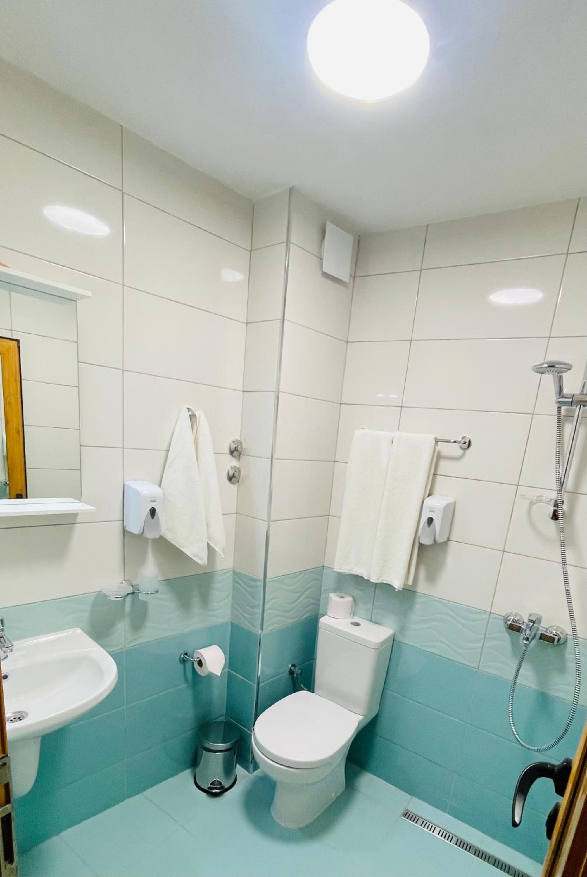 Standard Double Room - Photo 13