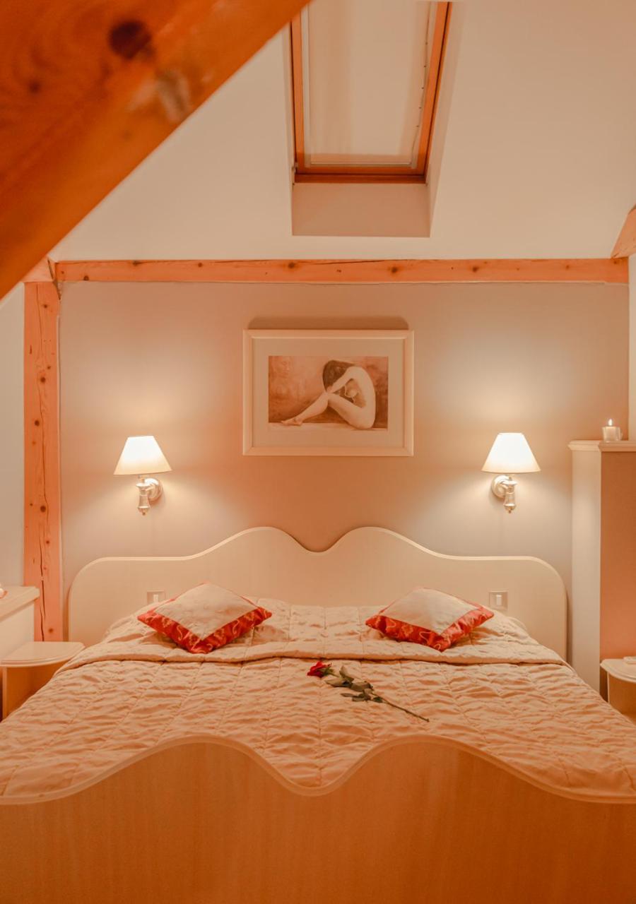Suite with Hot Tub photo 1