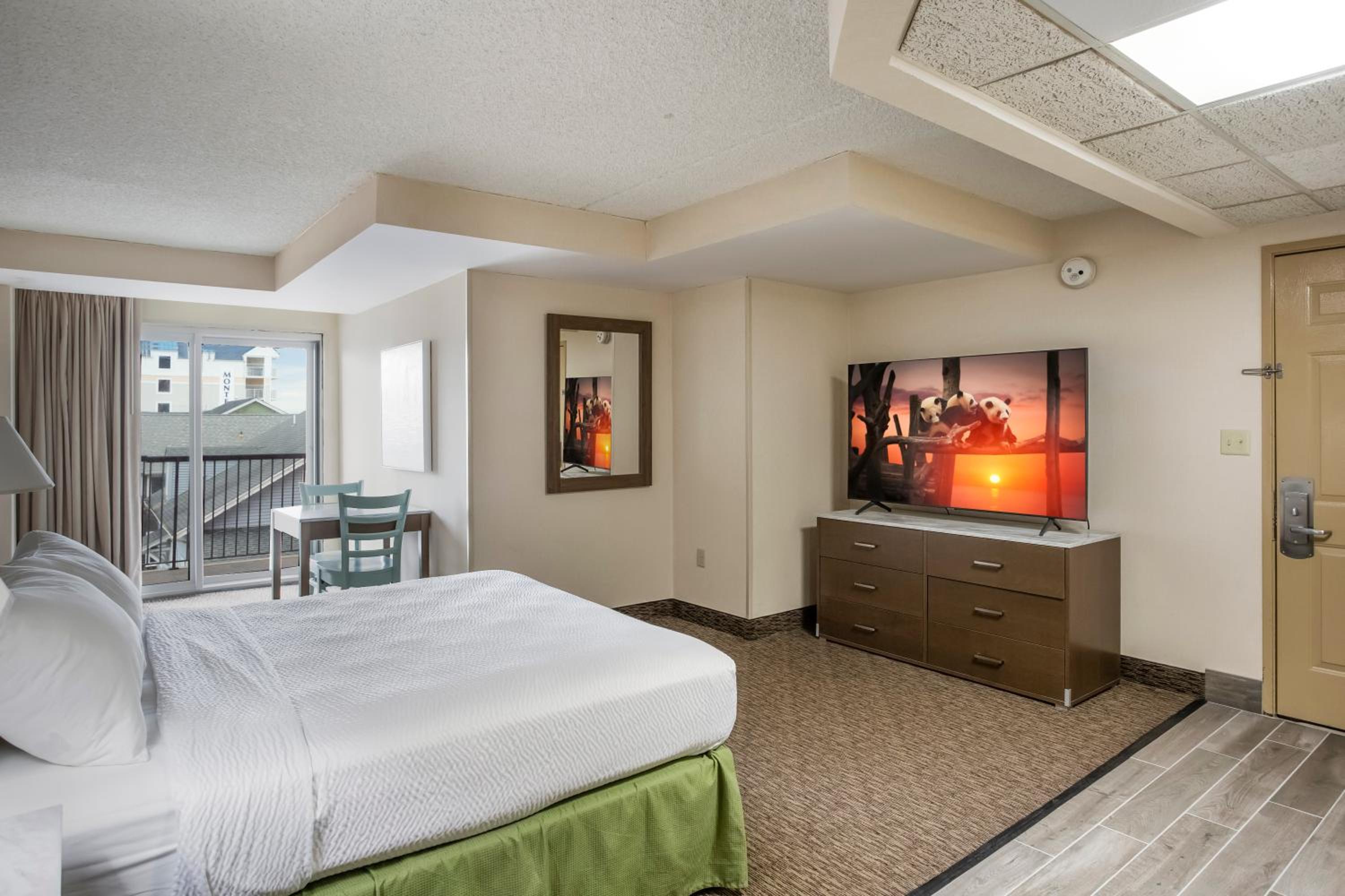 Deluxe Queen Room with Side Sea View