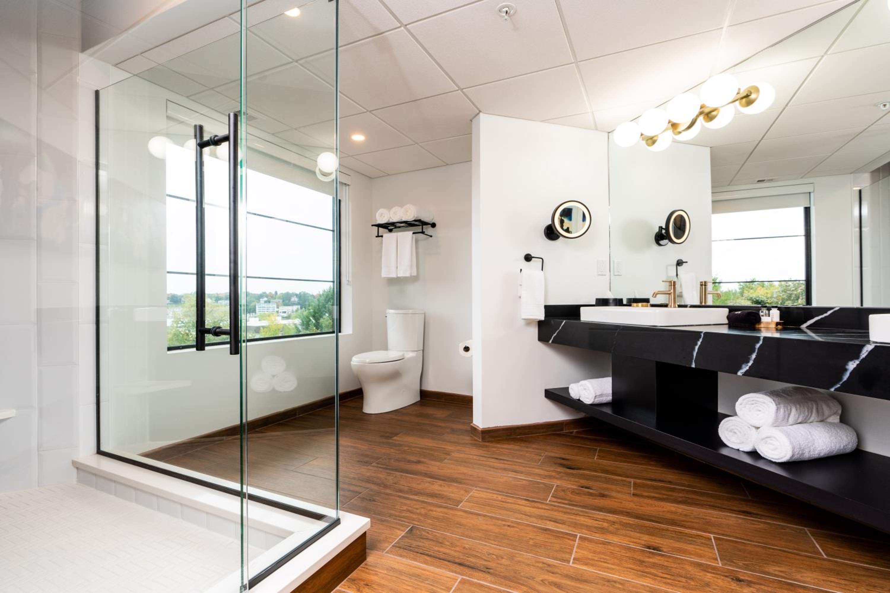 King Suite with Balcony photo 2