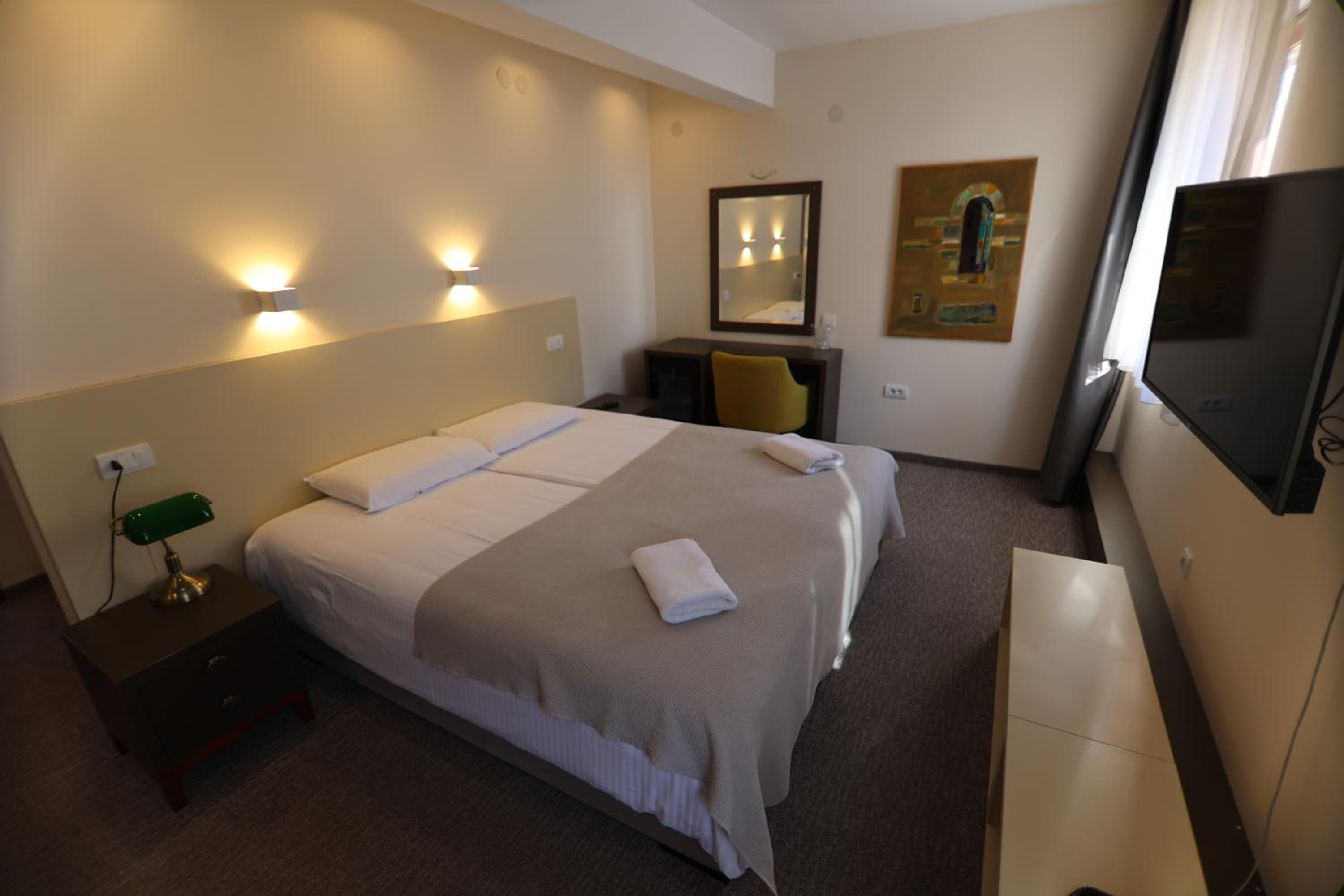 Superior Double or Twin Room - Photo 8
