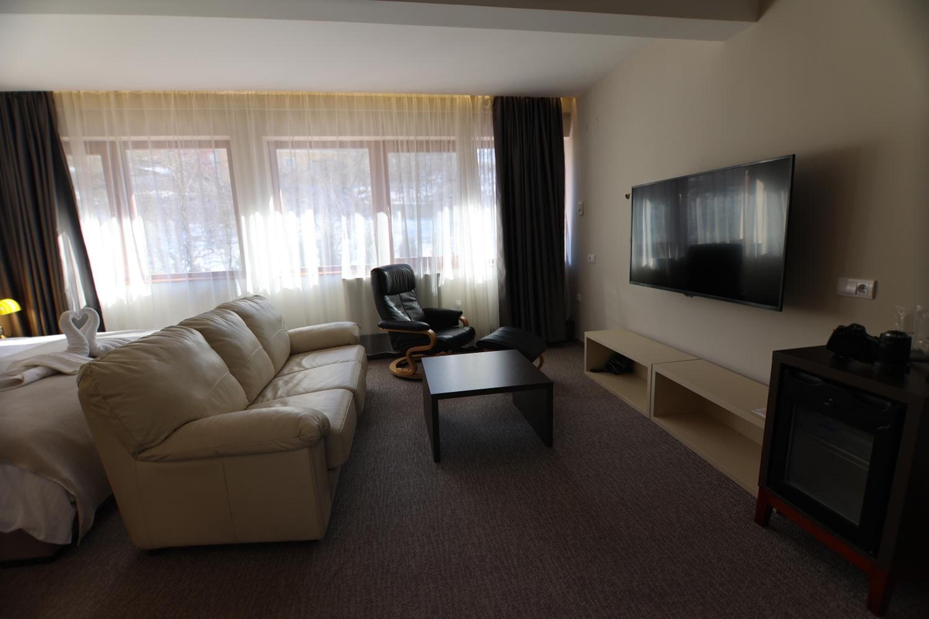 Superior King Suite - Photo 10