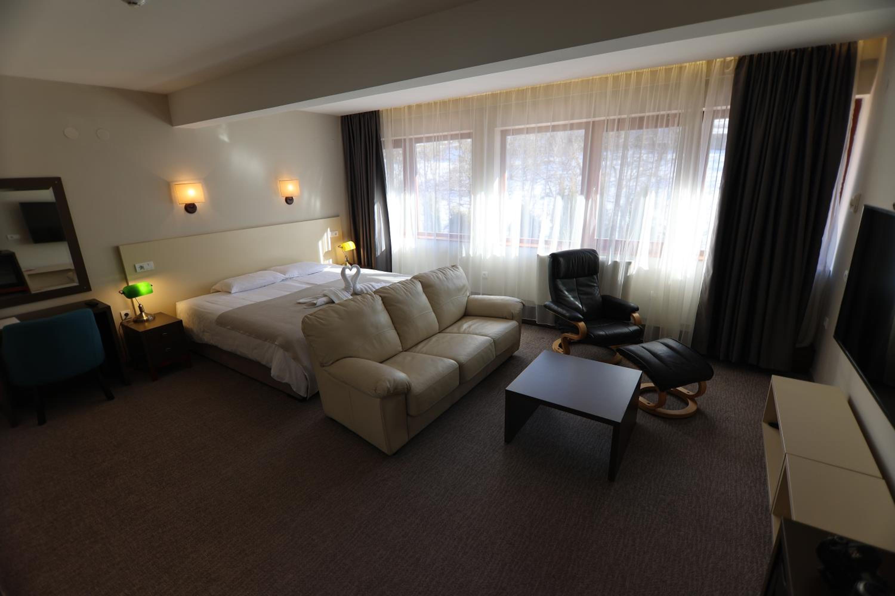 Superior King Suite - Photo 7
