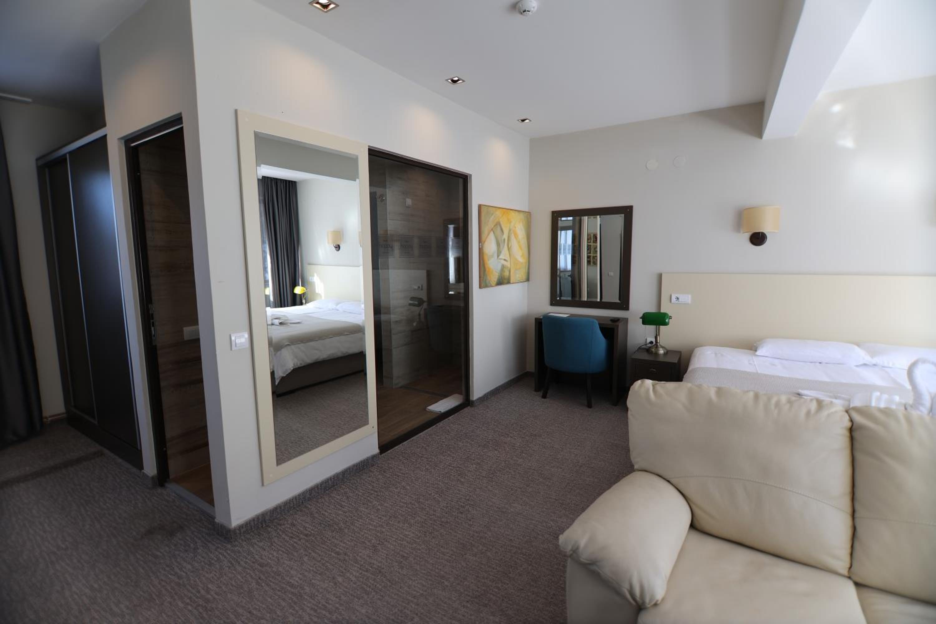 Superior King Suite - Photo 11