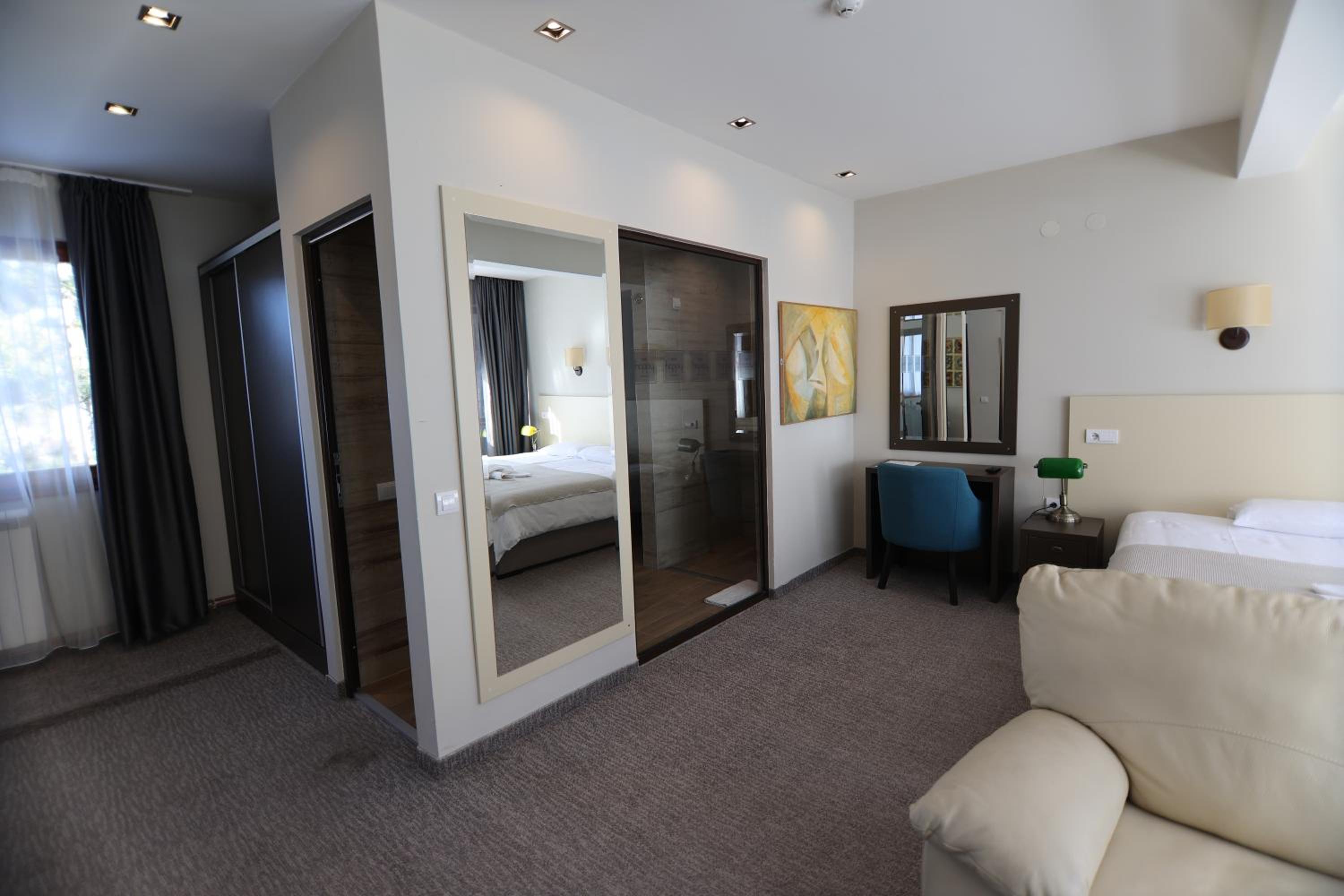 Superior King Suite - Photo 3