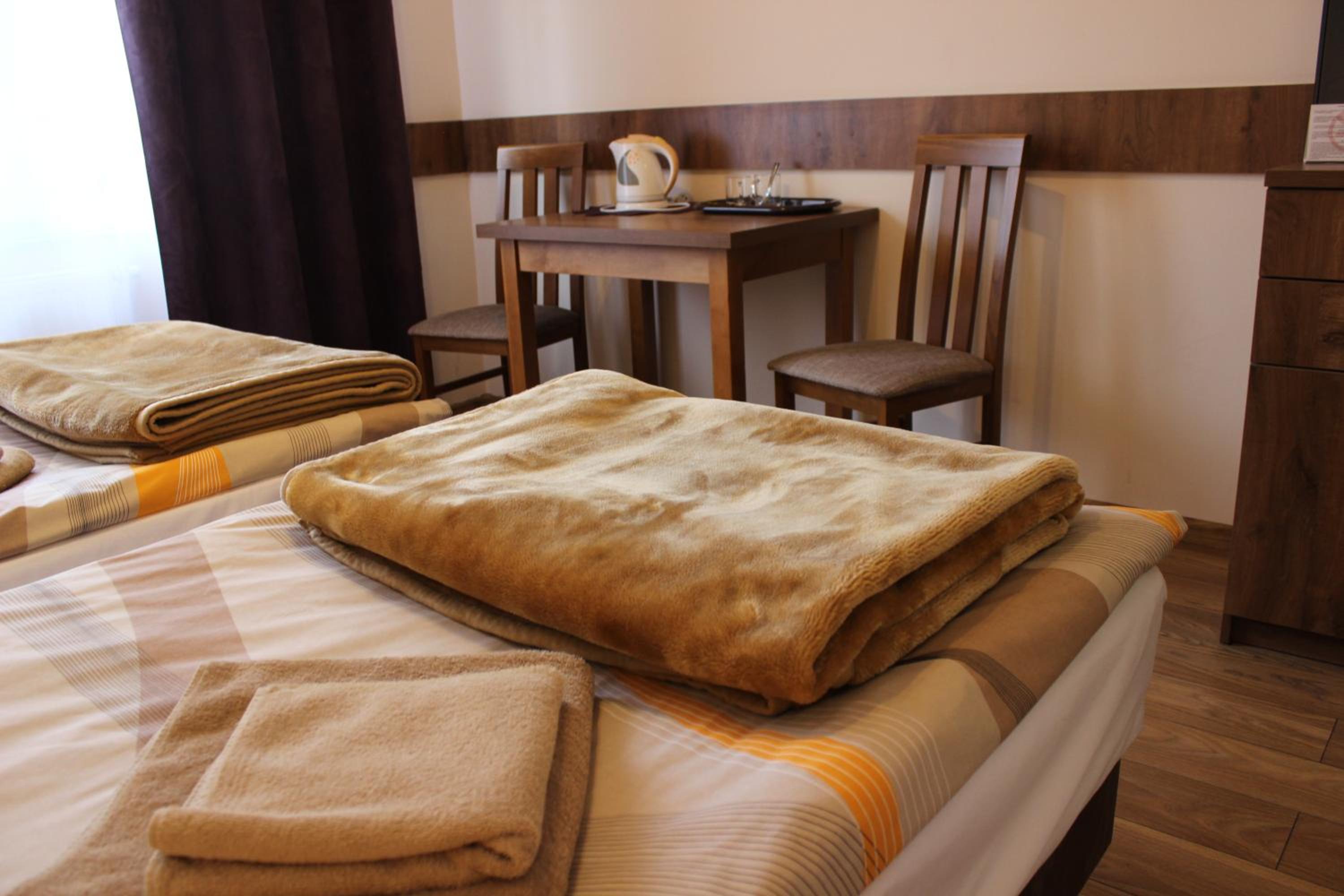 Twin Room with Private Bathroom - Photo 8