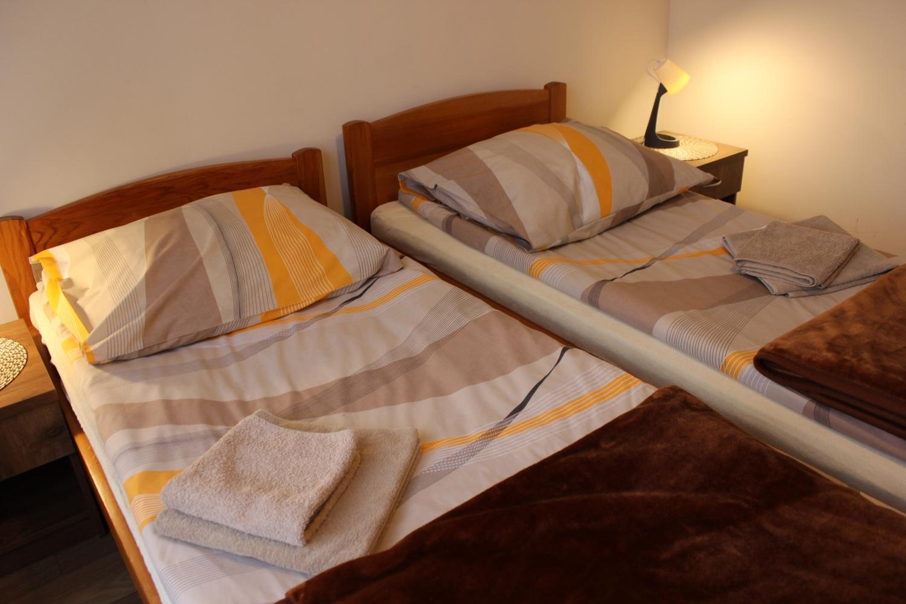 Twin Room with Private Bathroom - Photo 7