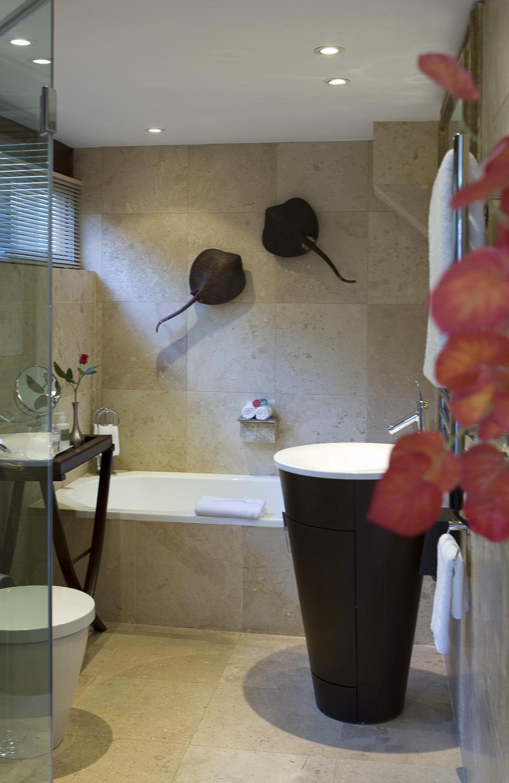 Deluxe Junior Suite with Terrace, Sea View and Mountain View (Master Bedroom) - Photo 7