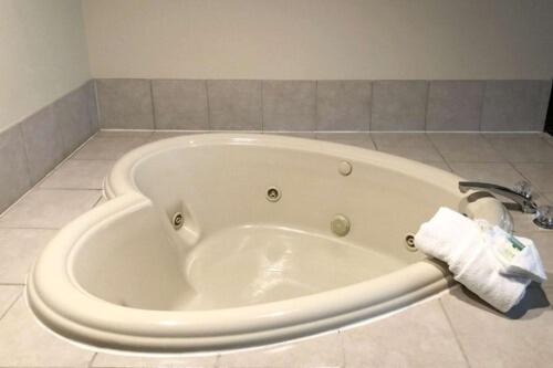 King Suite with Heart-Shaped Whirlpool - Photo 3