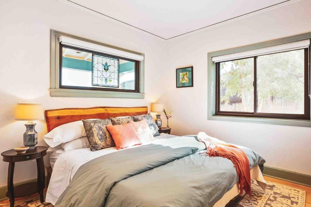 Three-Bedroom House photo 3