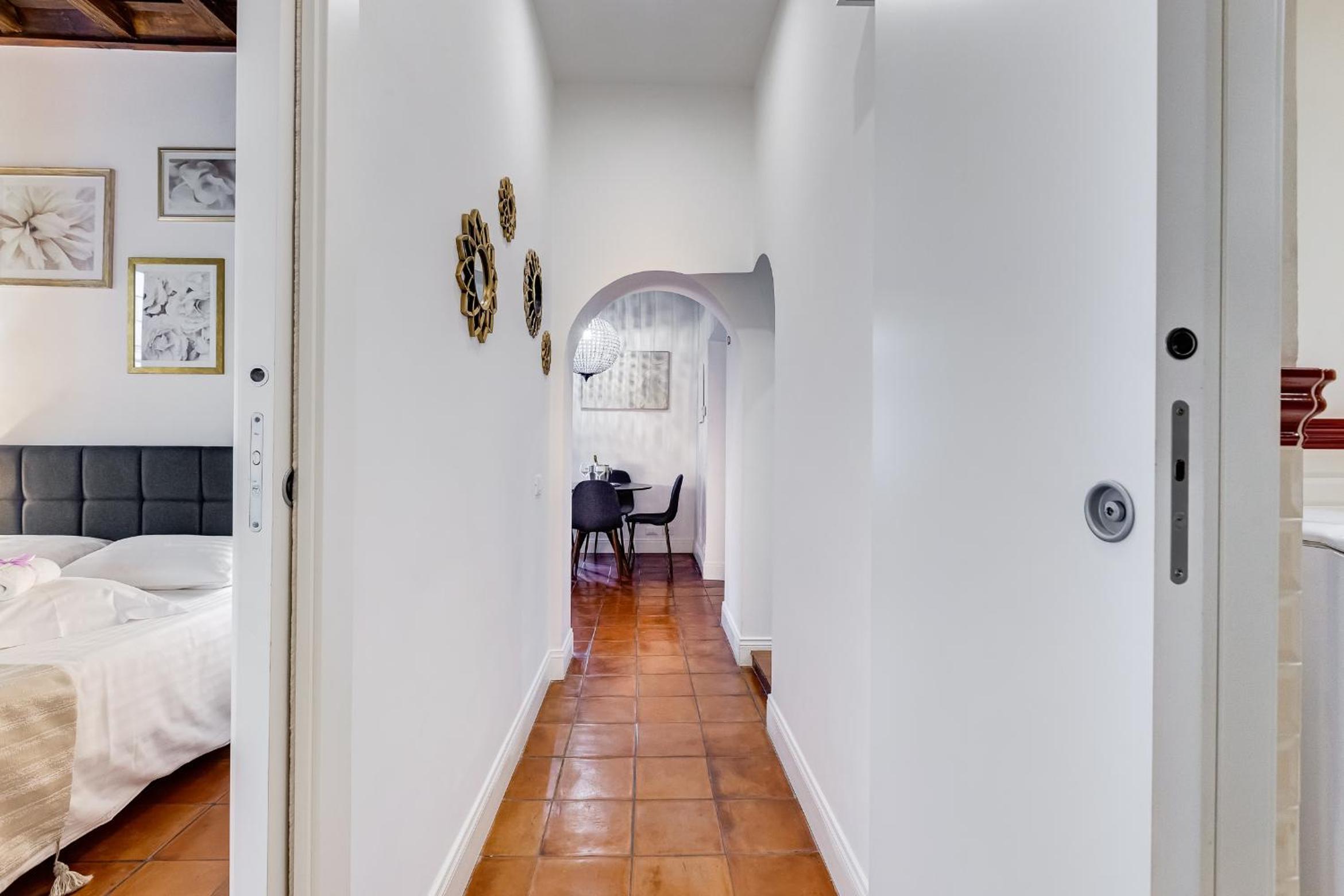 One-Bedroom Apartment photo 2