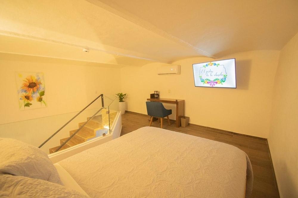 Deluxe Queen Room with Two Queen Beds - Photo 11