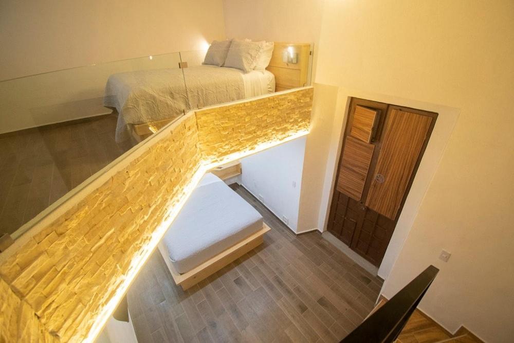 Deluxe Queen Room with Two Queen Beds - Photo 12