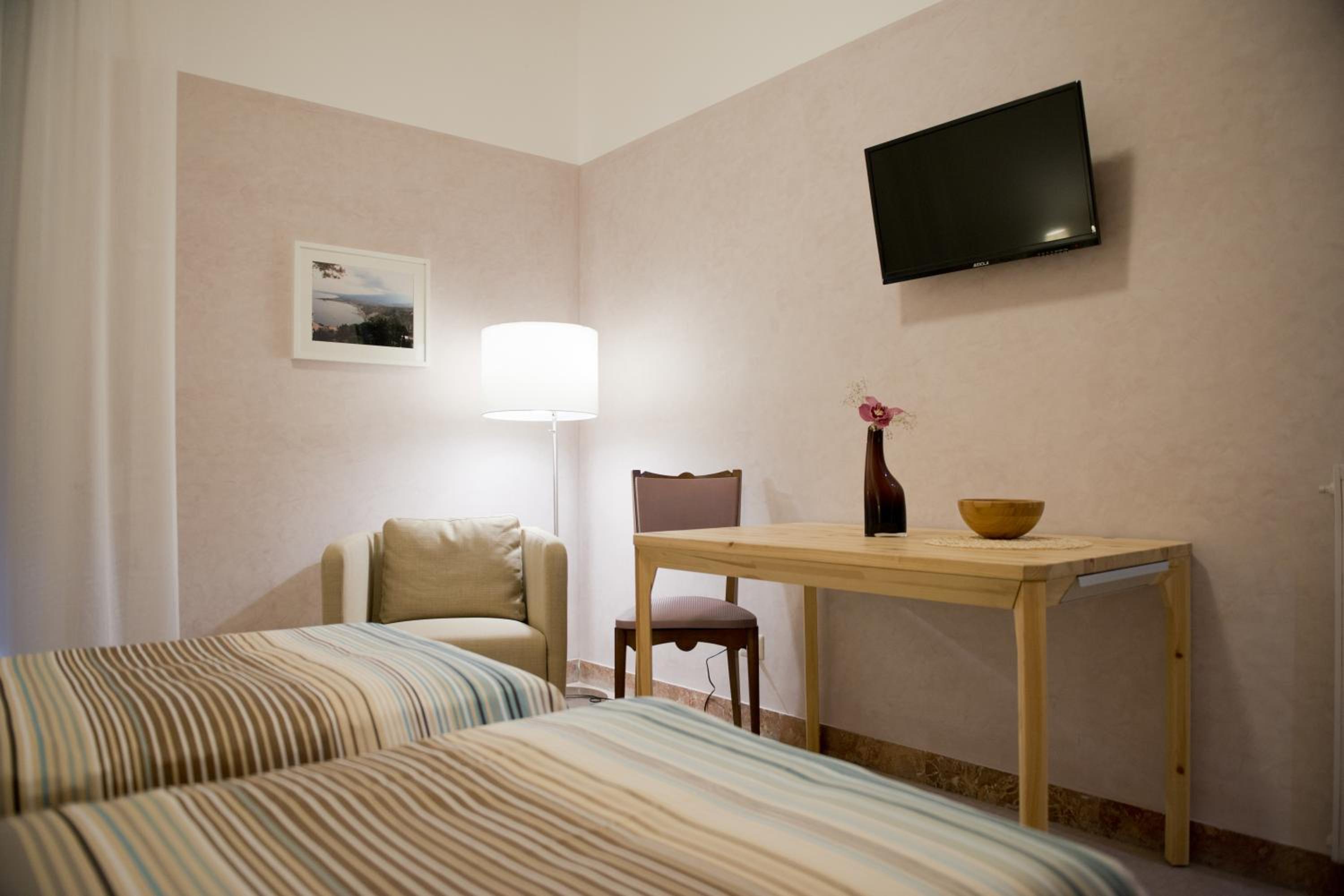 Basic Triple Room photo 2