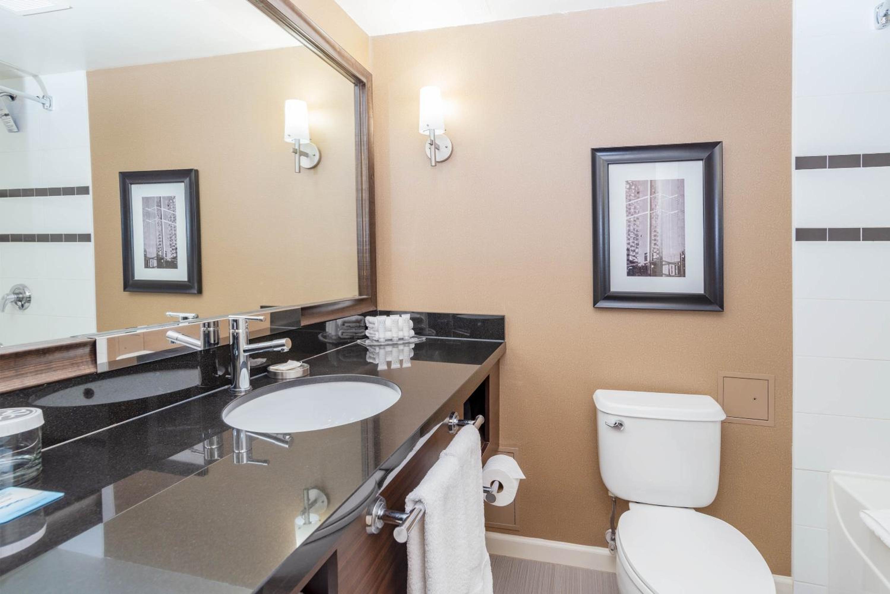 Standard Room, 2 Queen Beds, Columbia Tower - Photo 4