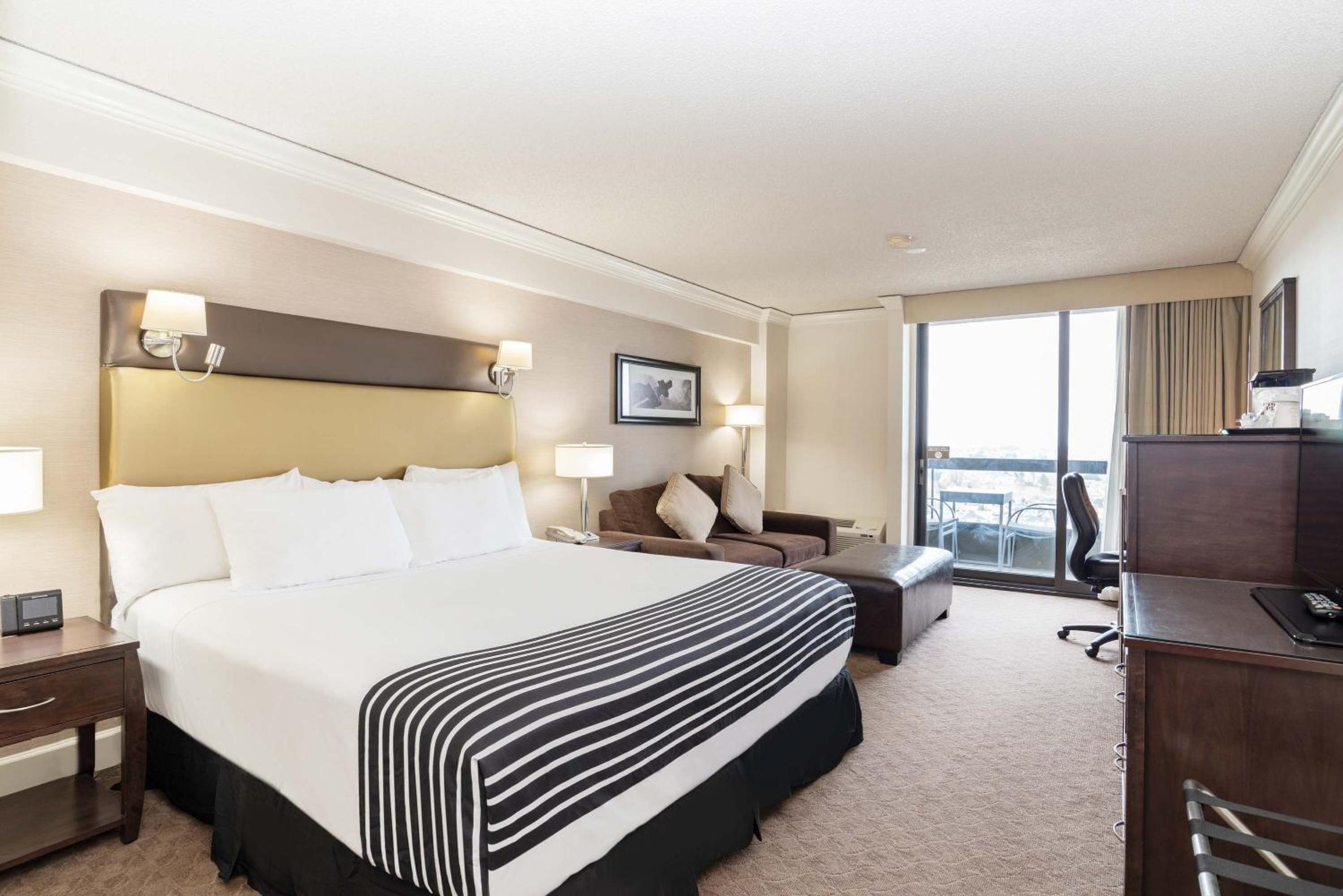 Deluxe Room, 1 King Bed, Sofa Bed, View, Columbia Tower - Photo 2