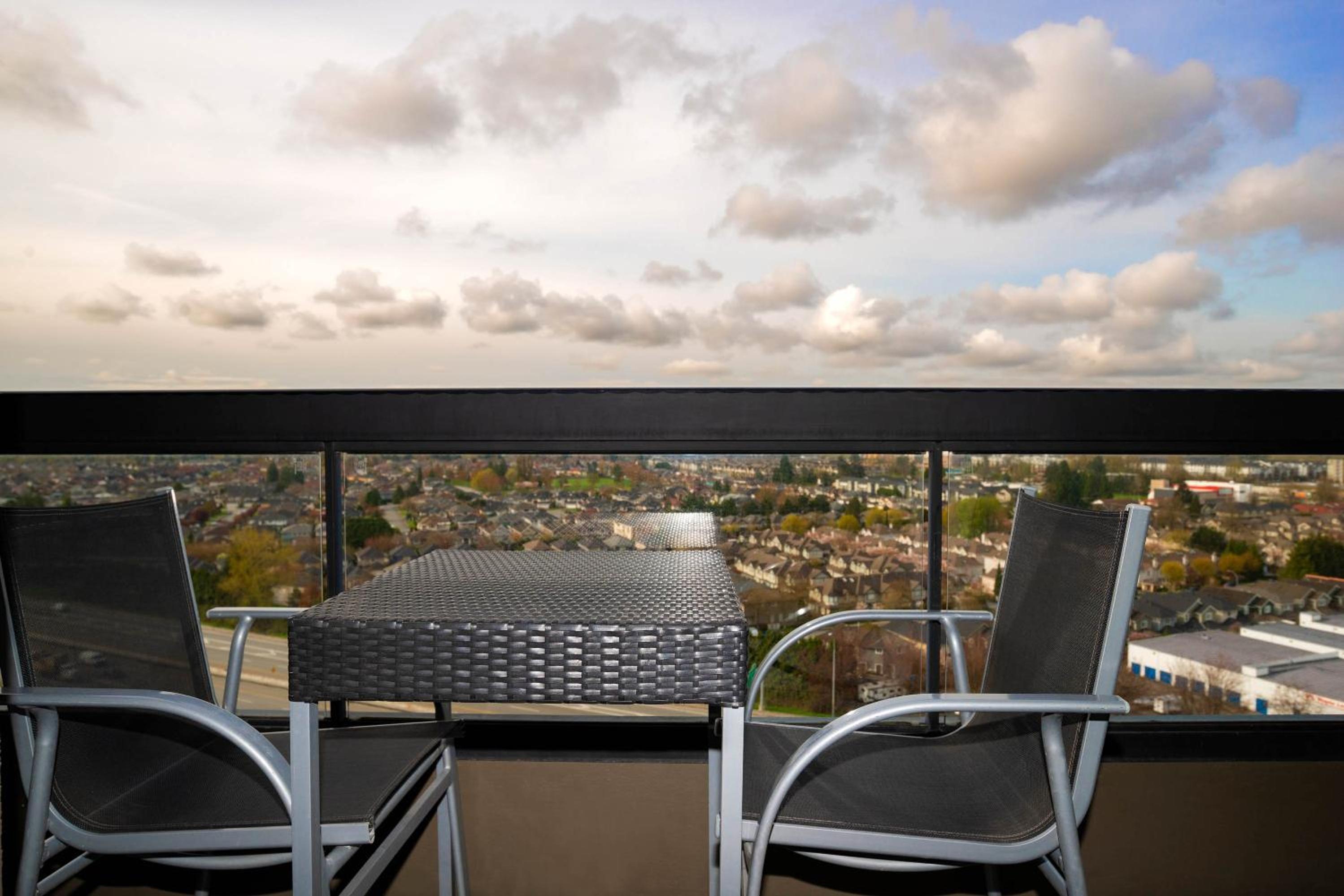 Deluxe Room, 1 King Bed, Sofa Bed, View, Columbia Tower - Photo 4