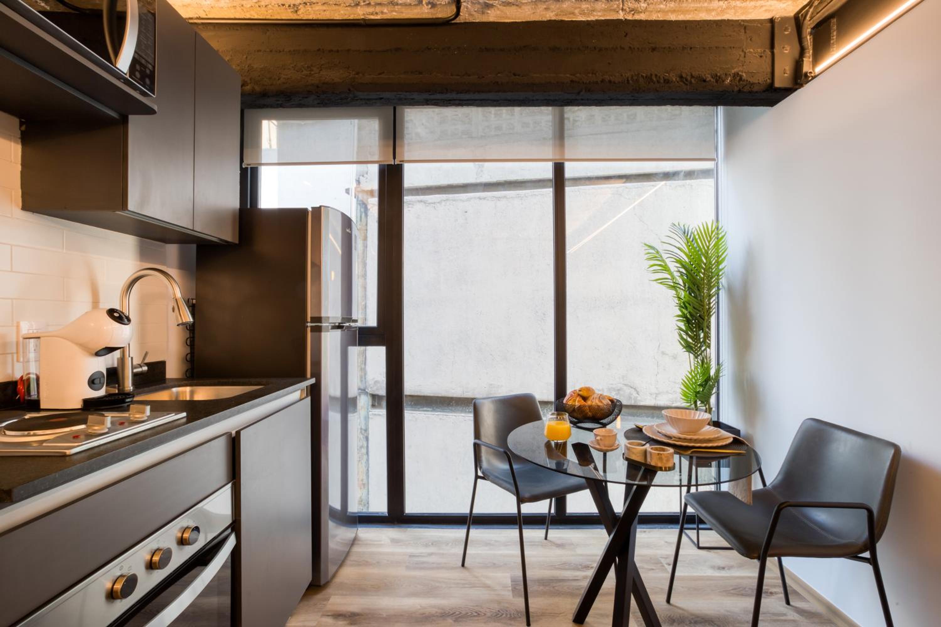 Urban One-Bedroom Apartment - Photo 3
