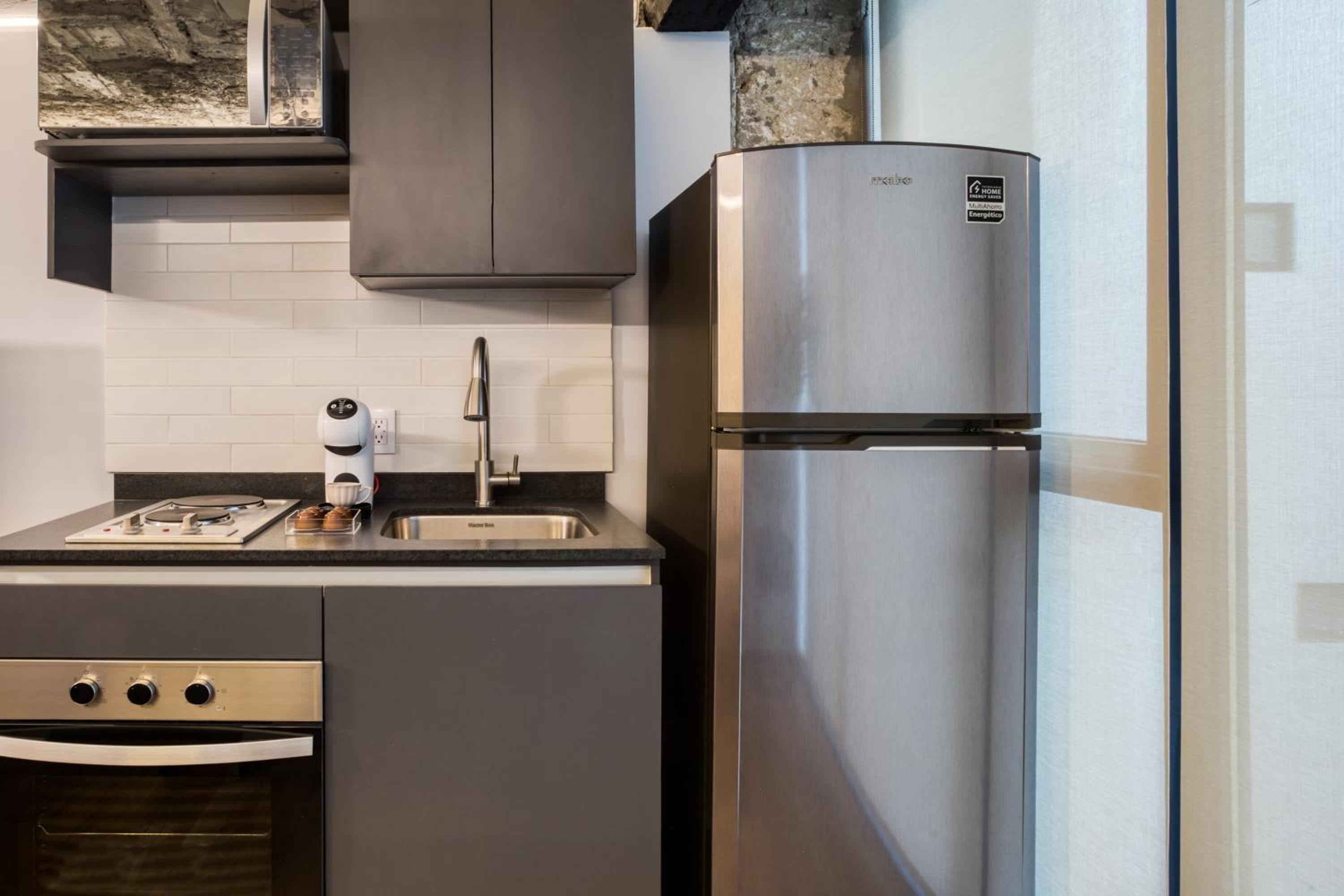 Urban One-Bedroom Apartment - Photo 4
