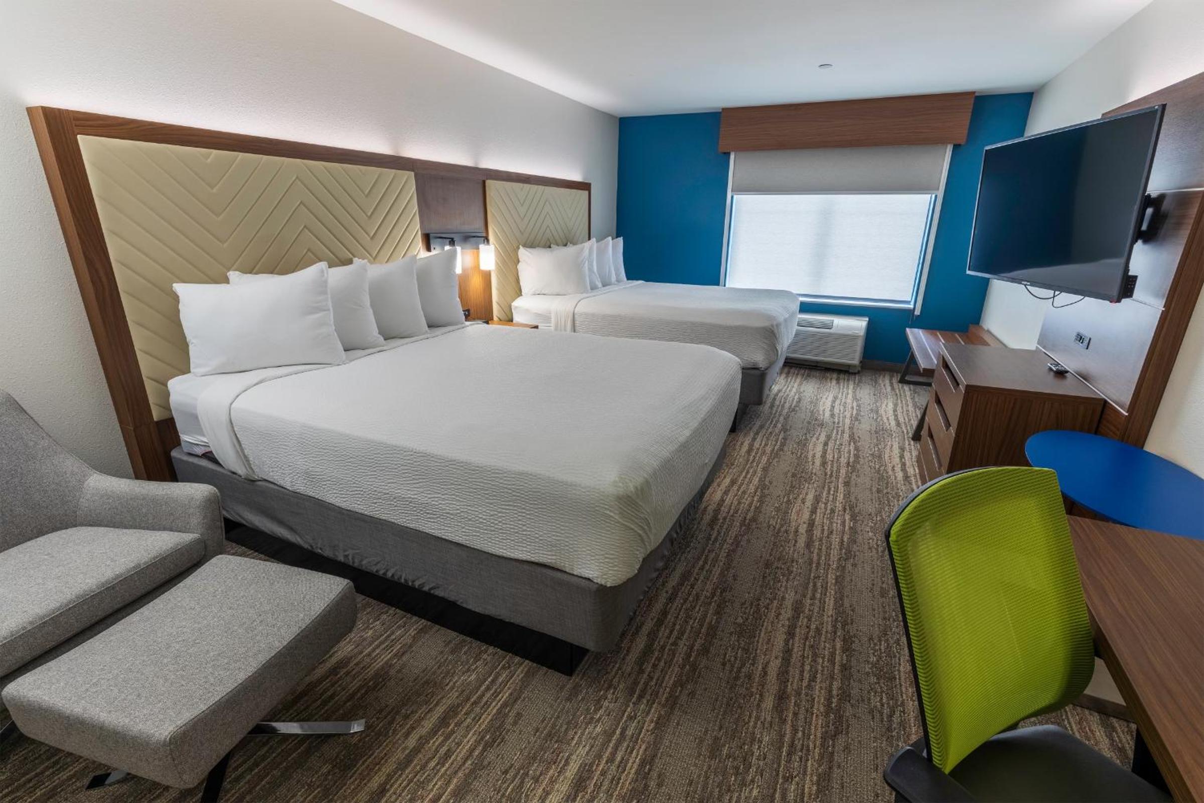 Queen Room with Two Queen Beds - Non-Smoking - Photo 1