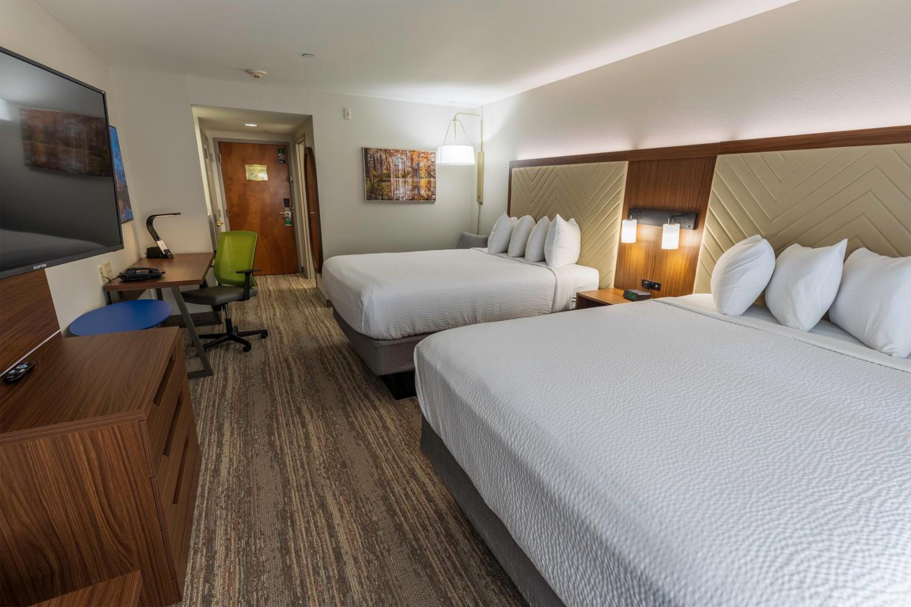 Queen Room with Two Queen Beds - Non-Smoking - Photo 3
