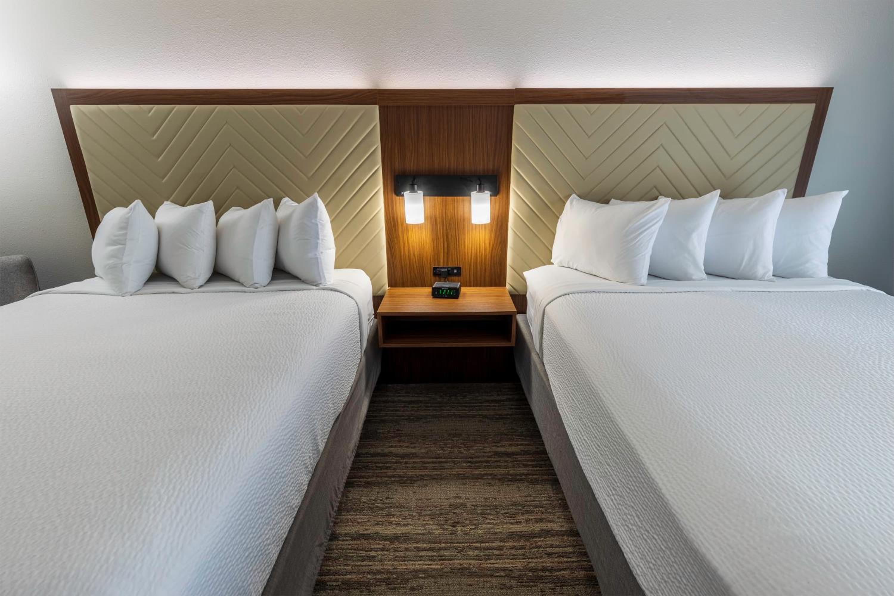 Queen Room with Two Queen Beds - Non-Smoking - Photo 4