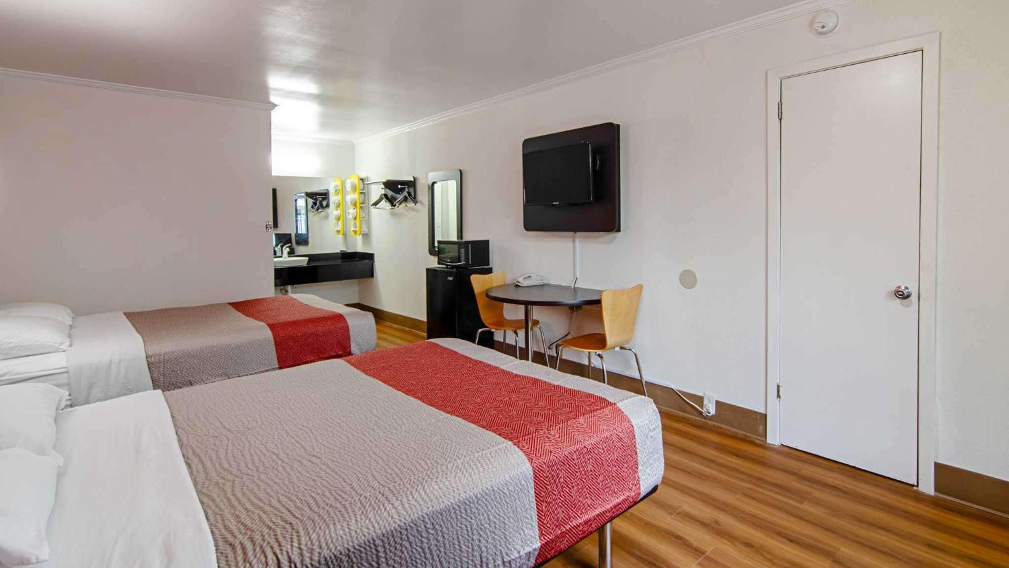 Deluxe Quadruple Room - Non-Smoking