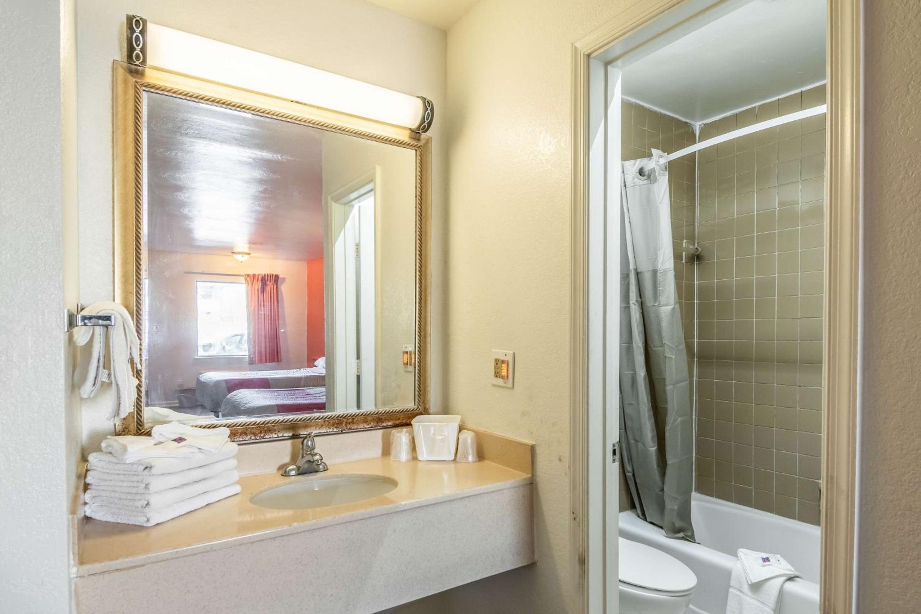 Deluxe King Room - Non-Smoking - Photo 9