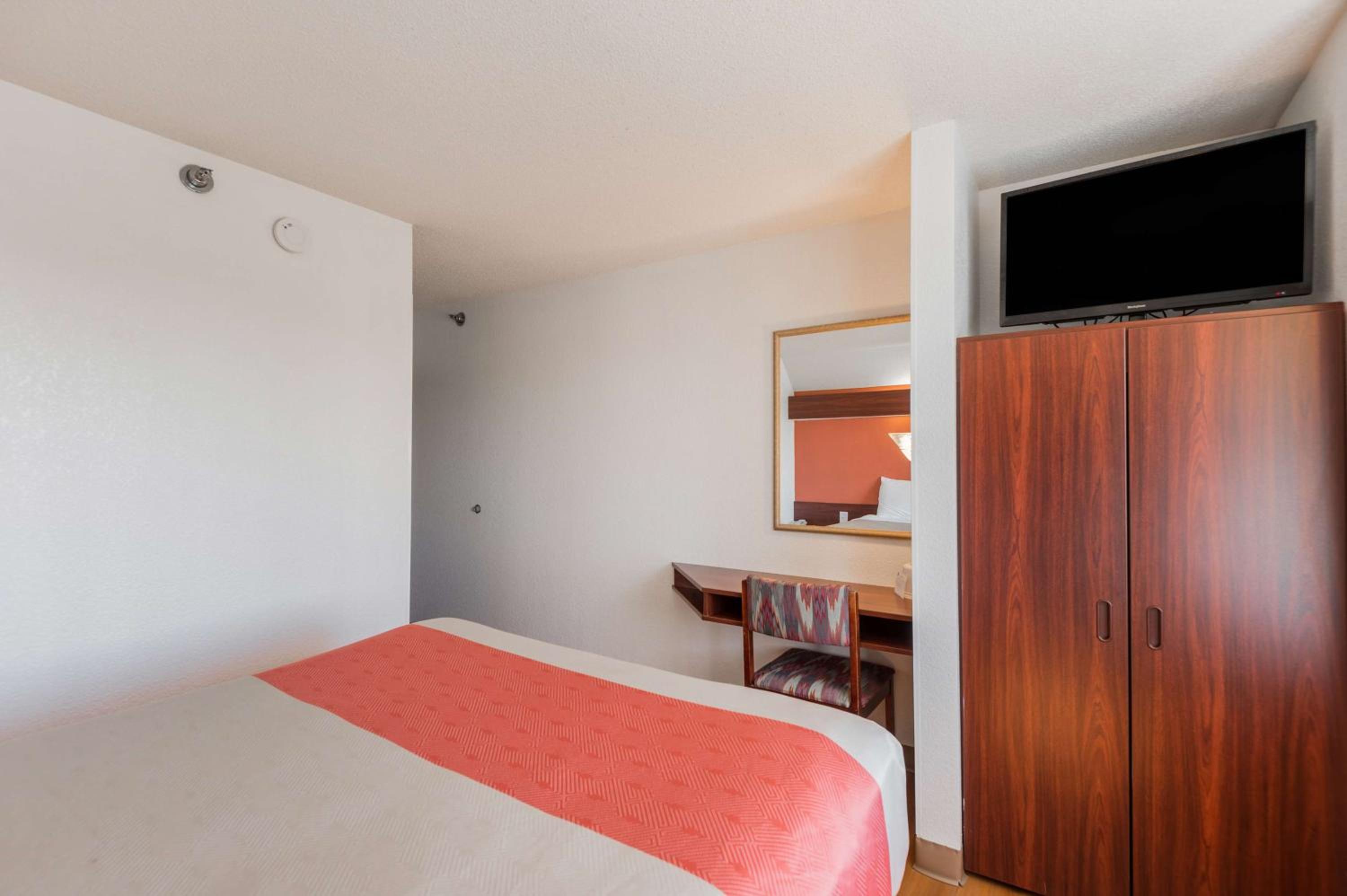 Queen Room - Non-Smoking - Photo 1