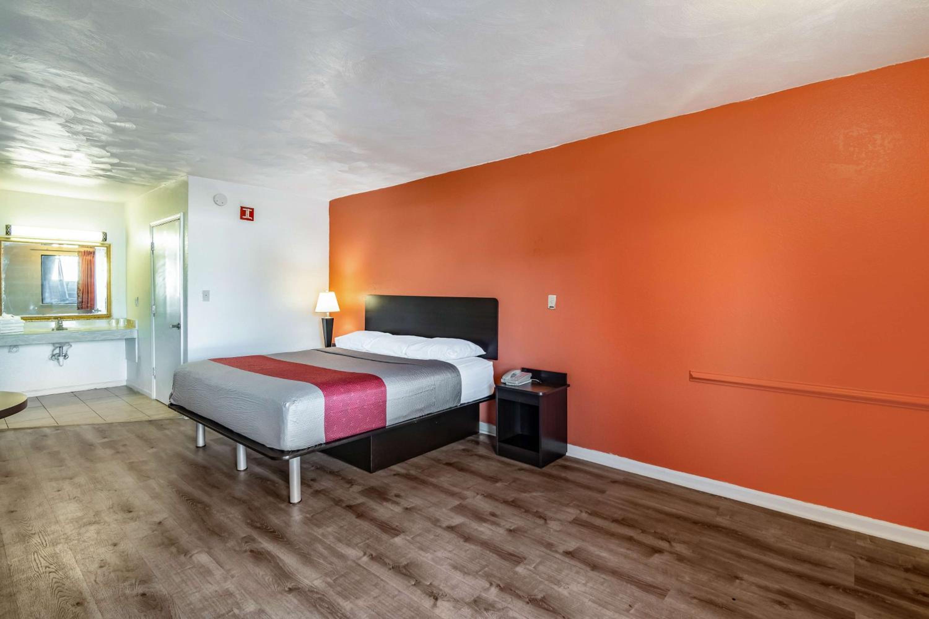Deluxe King Room - Non-Smoking - Photo 4