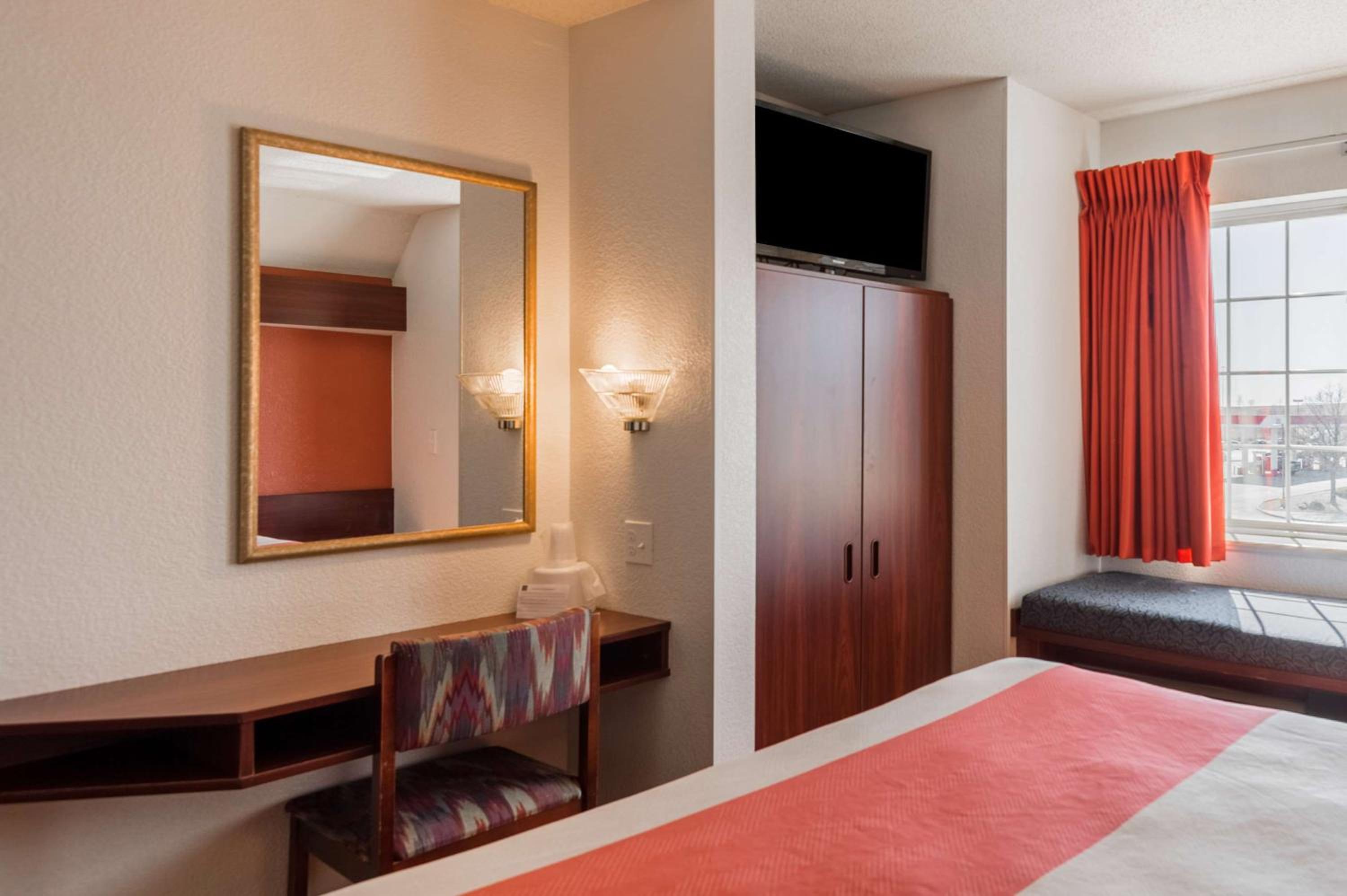 Queen Room - Non-Smoking - Photo 2