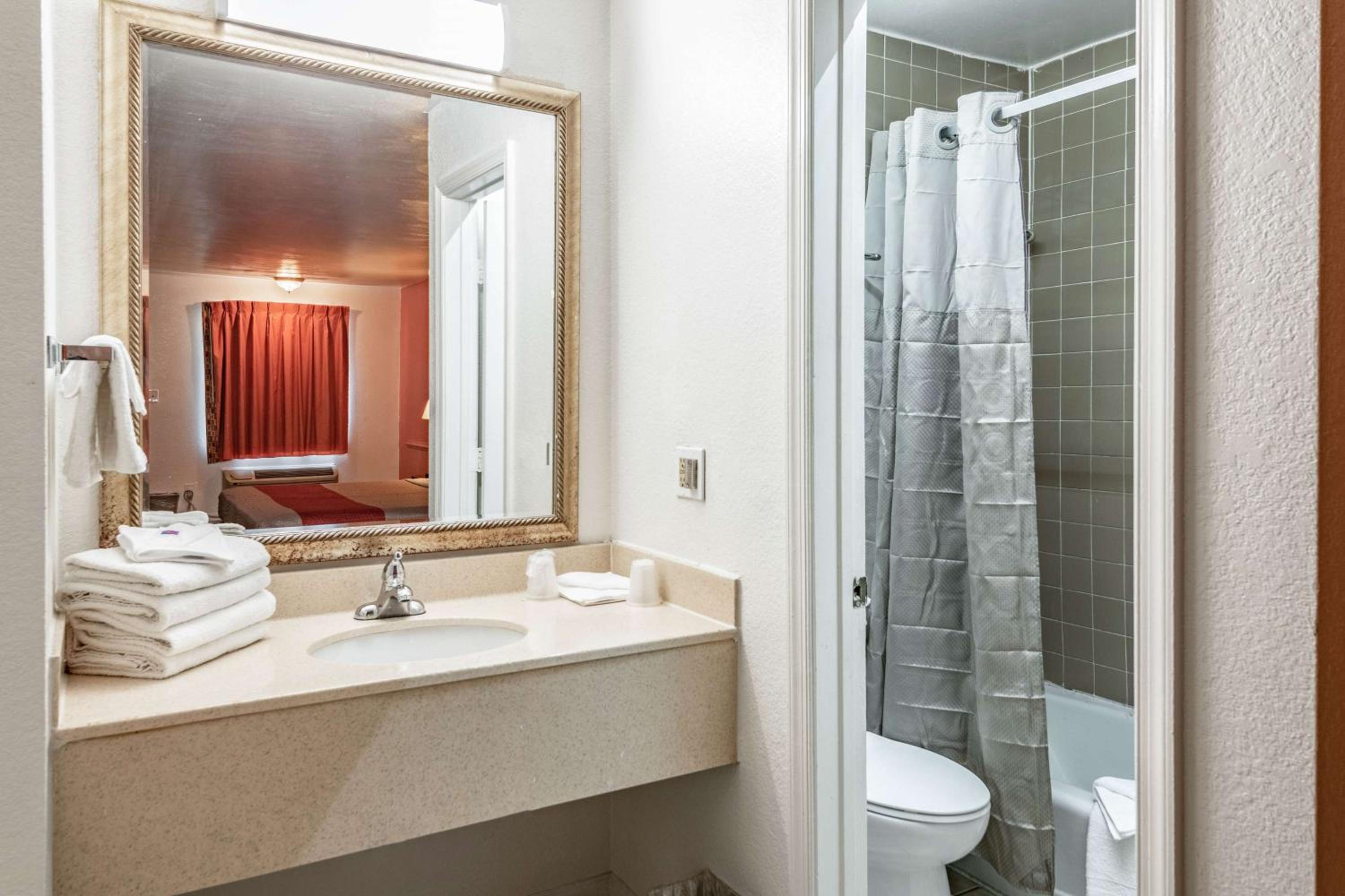 Deluxe King Room - Non-Smoking - Photo 6