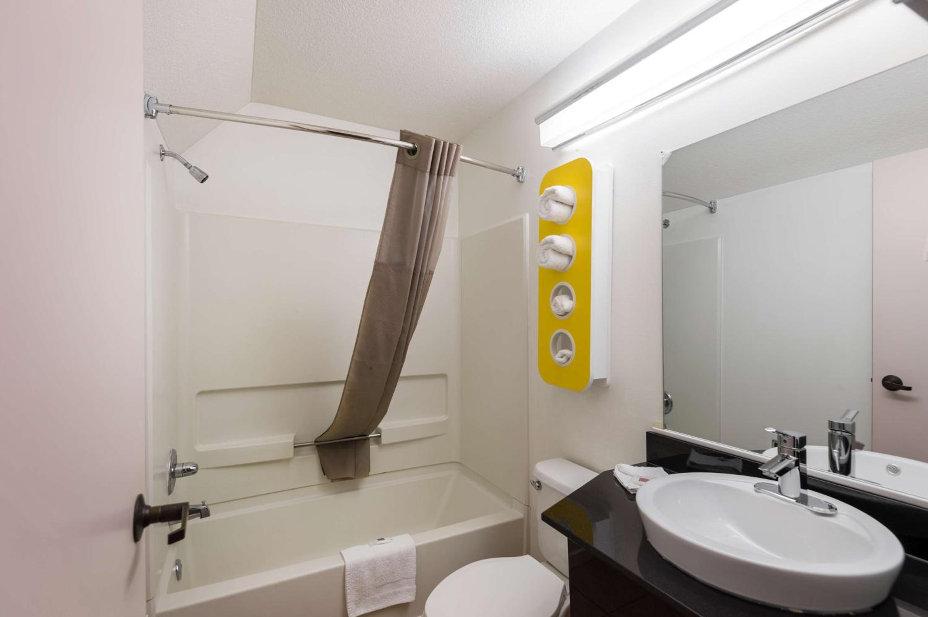 Queen Room with Two Queen Beds - Non-Smoking - Photo 2