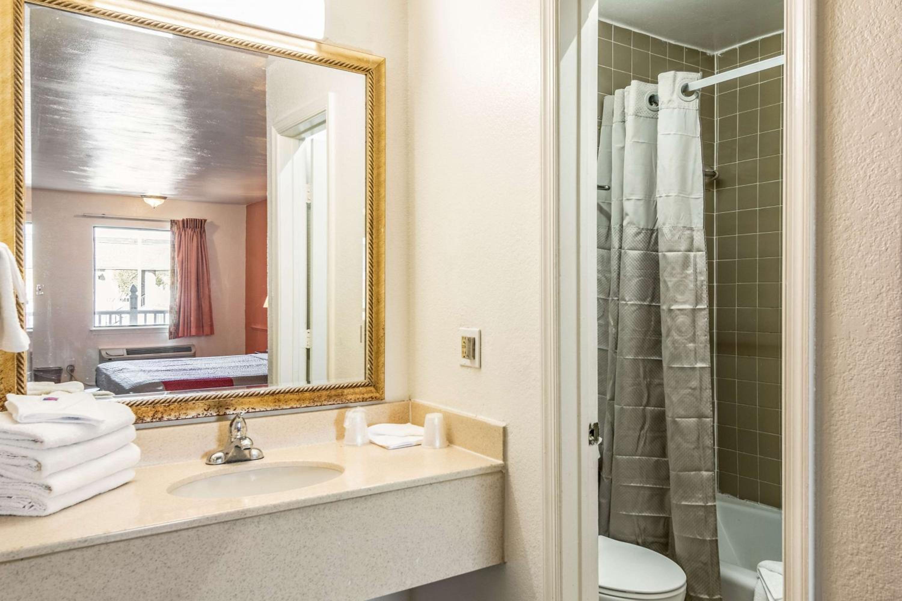 Deluxe King Room - Non-Smoking - Photo 5