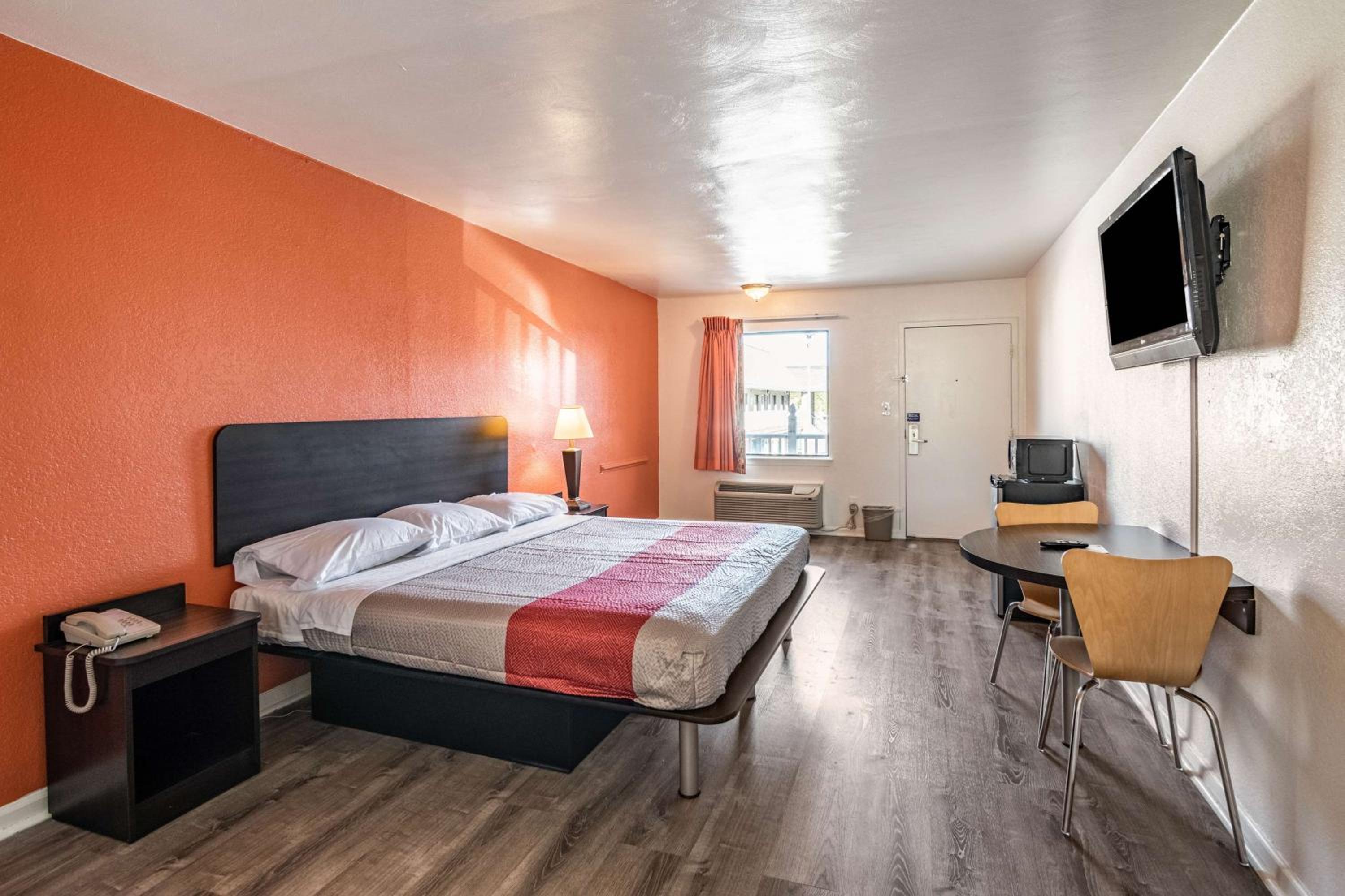 Deluxe King Room - Non-Smoking - Photo 12
