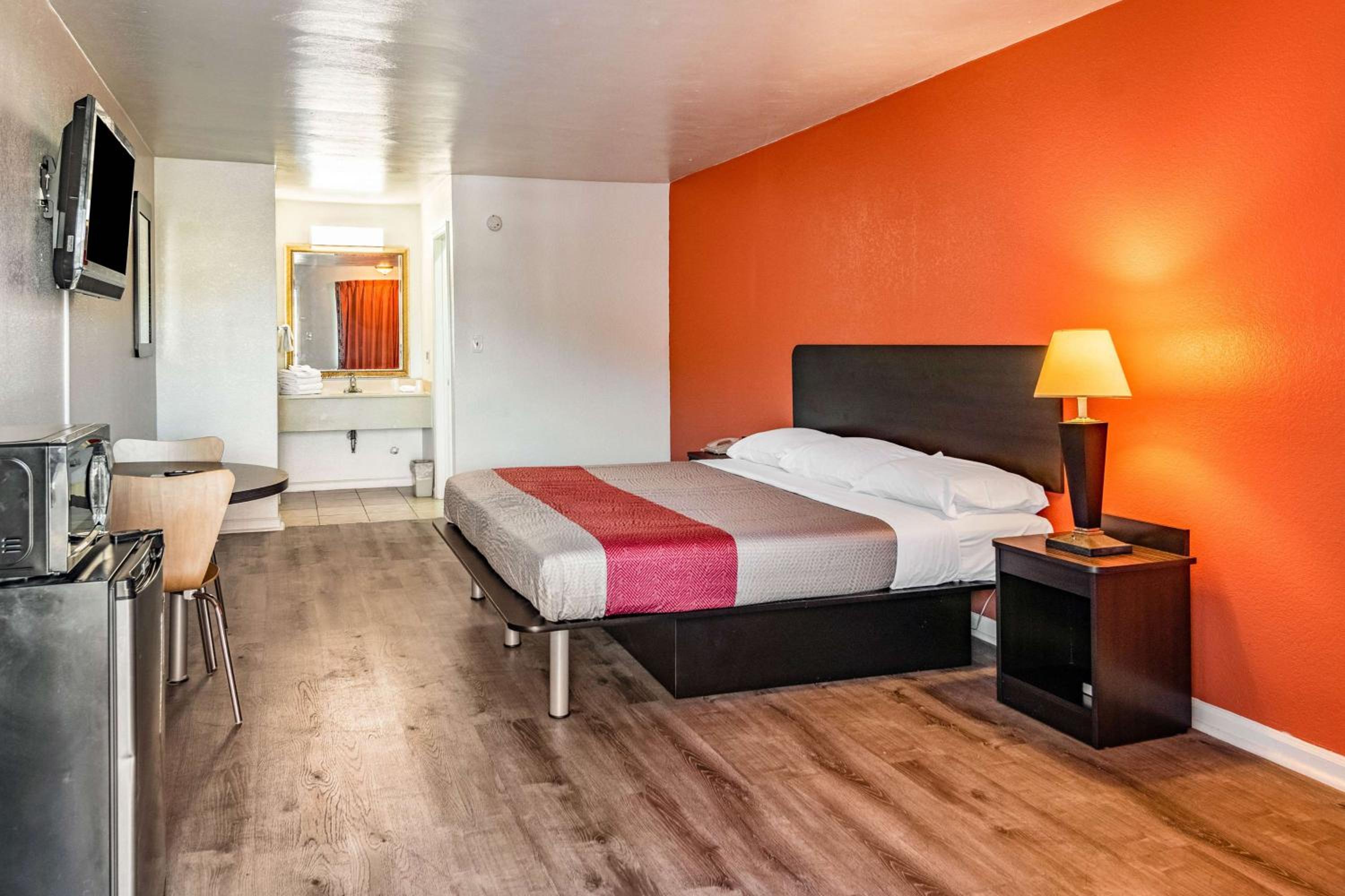 Deluxe King Room - Non-Smoking - Photo 2